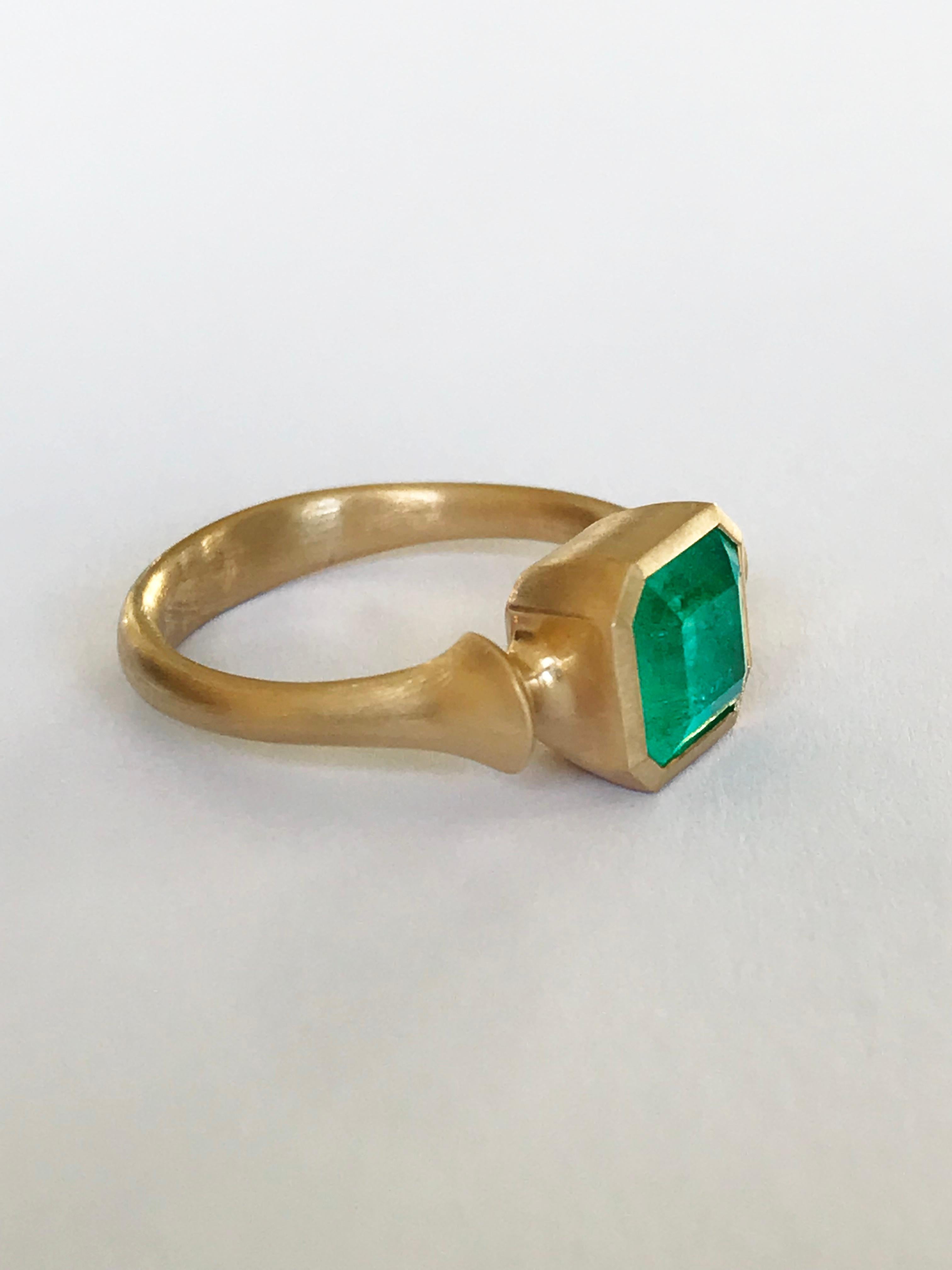 Dalben 1.92 Carat Muzo Colombian Emerald Yellow Gold Ring For Sale 5