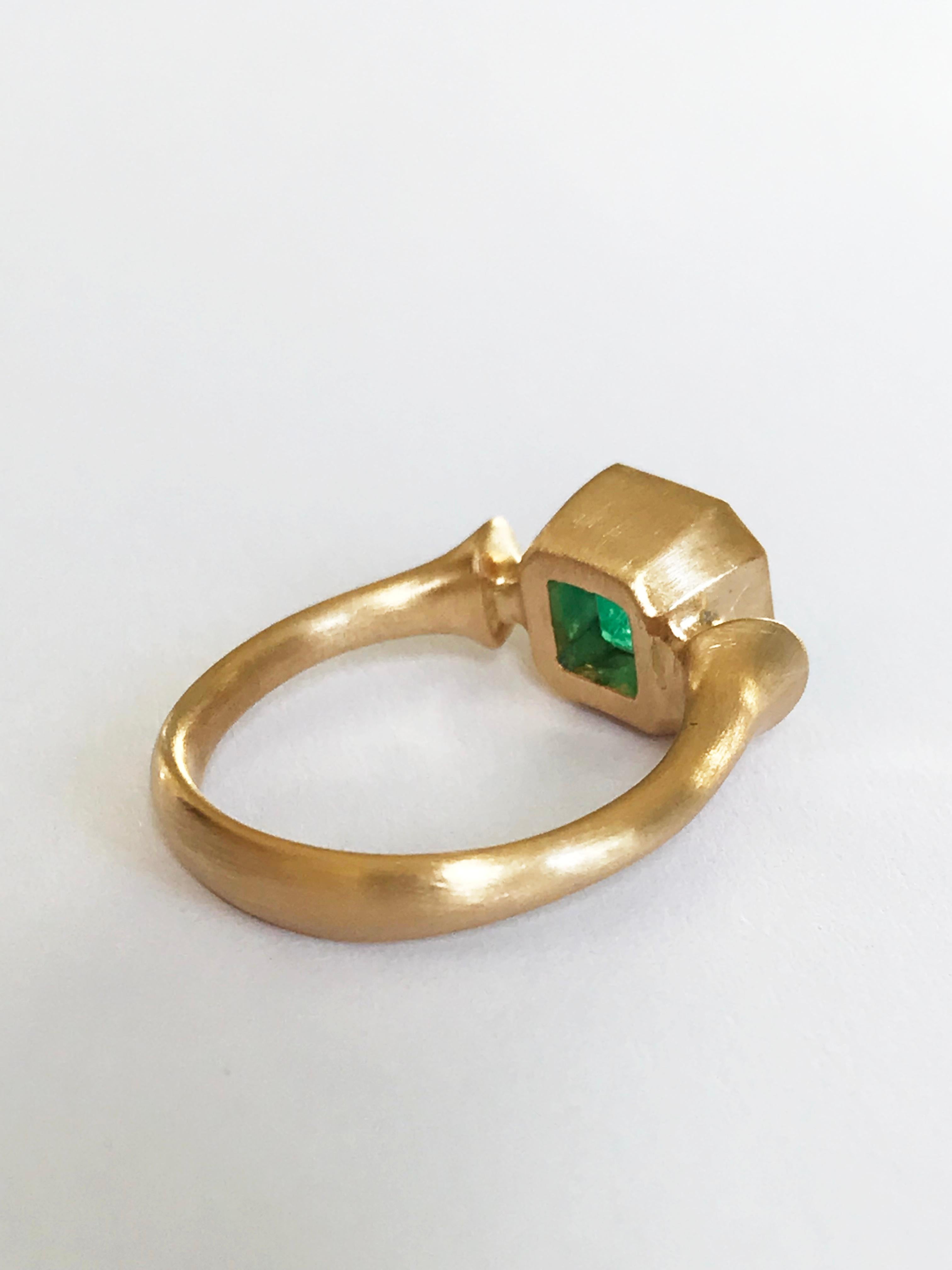 Dalben 1.92 Carat Muzo Colombian Emerald Yellow Gold Ring For Sale 6