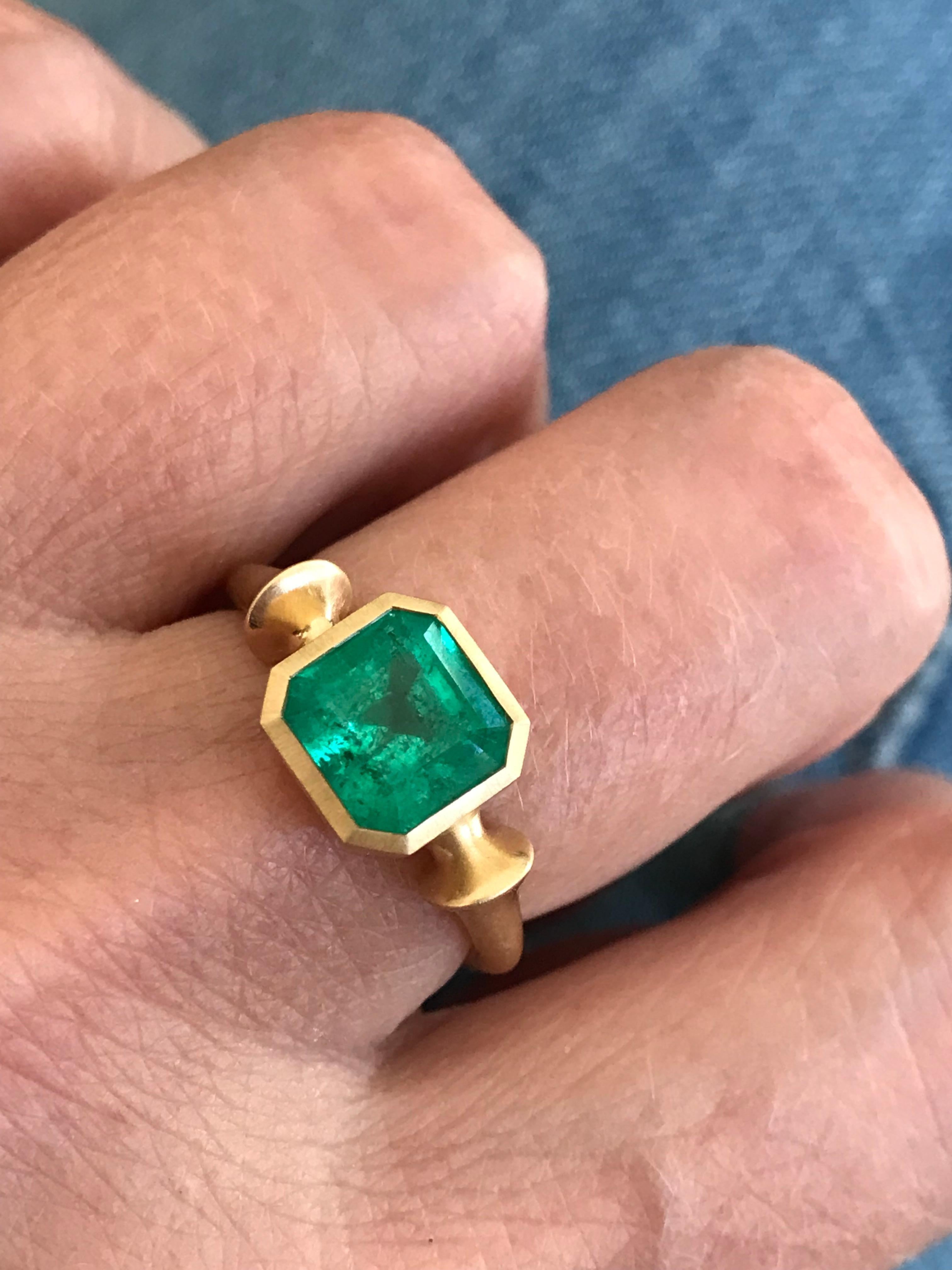 Dalben 1.92 Carat Muzo Colombian Emerald Yellow Gold Ring For Sale 7