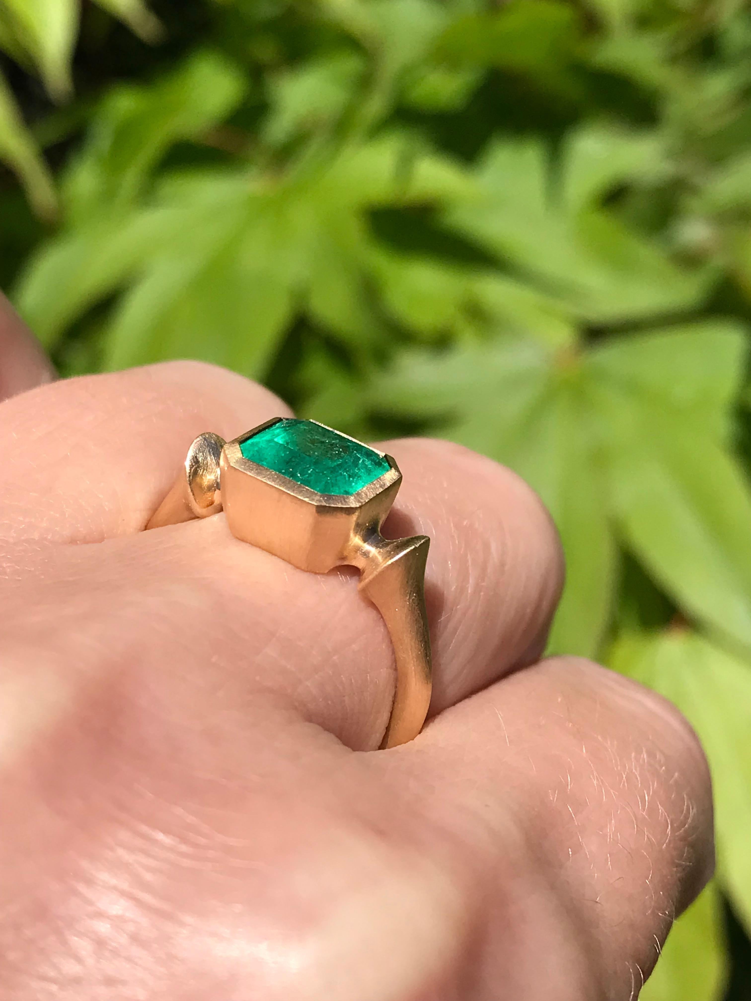 Contemporary Dalben 1.92 Carat Muzo Colombian Emerald Yellow Gold Ring For Sale