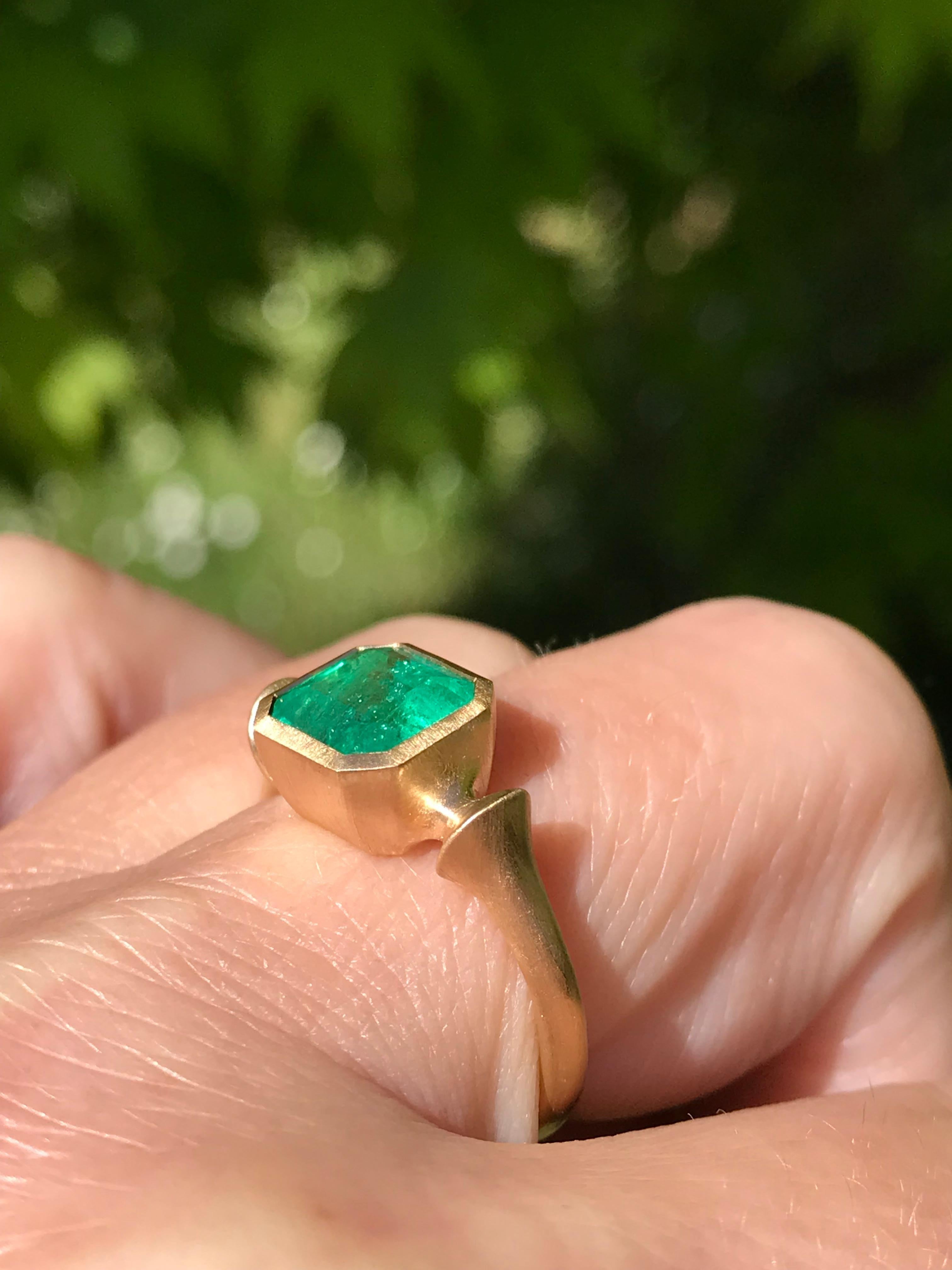 Dalben 1.92 Carat Muzo Colombian Emerald Yellow Gold Ring In New Condition For Sale In Como, IT