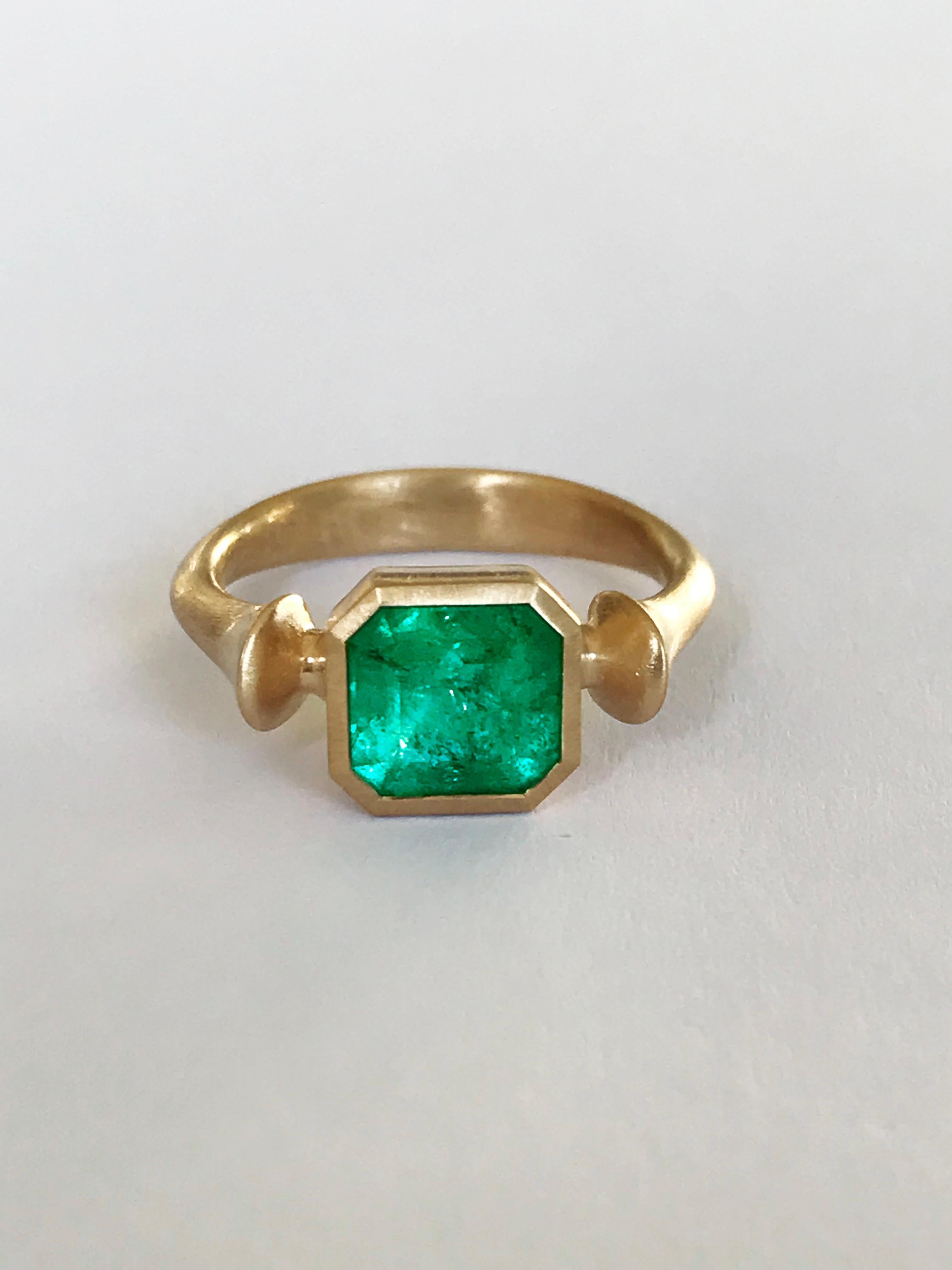 Dalben 1.92 Carat Muzo Colombian Emerald Yellow Gold Ring For Sale 2