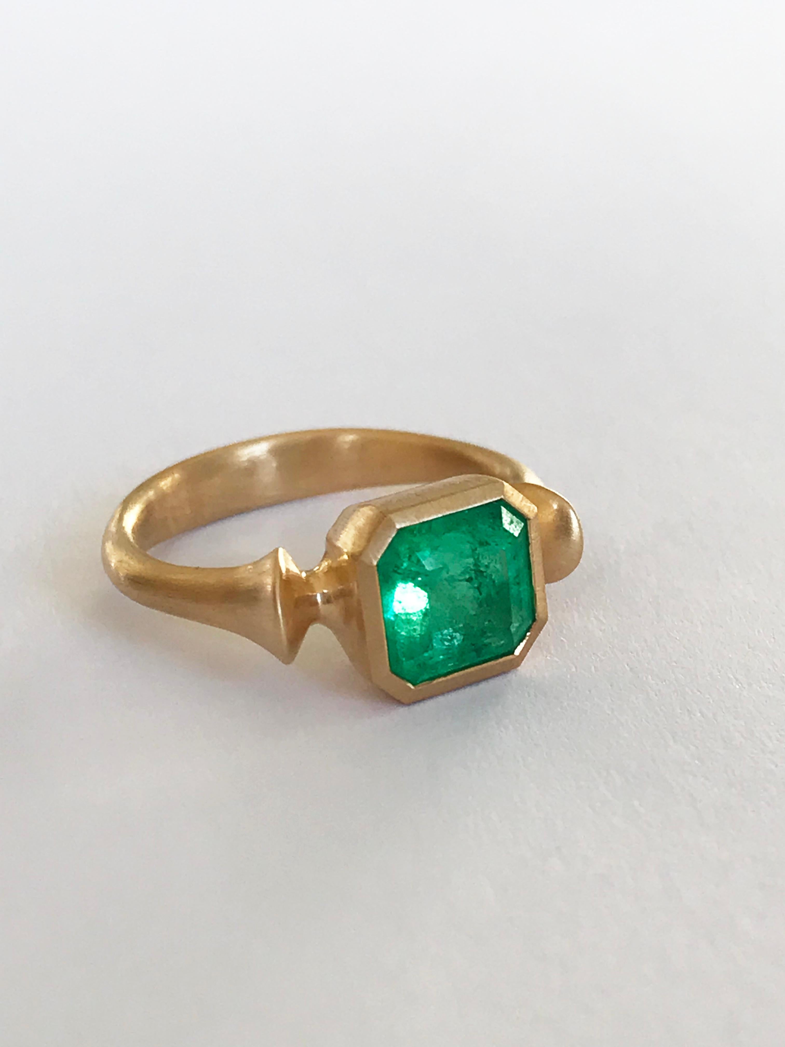 Dalben 1.92 Carat Muzo Colombian Emerald Yellow Gold Ring For Sale 3