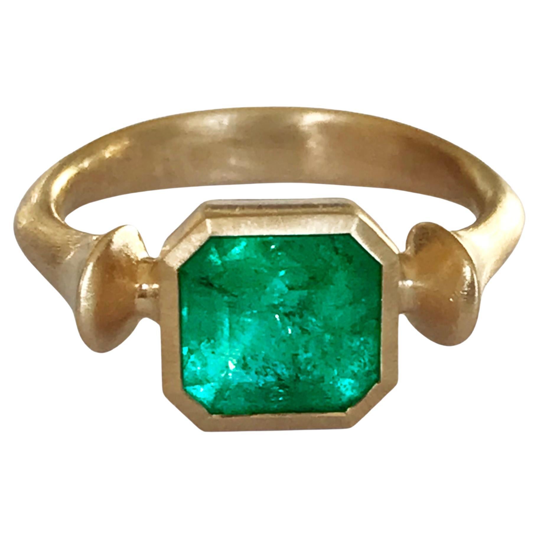 Dalben 1.92 Carat Muzo Colombian Emerald Yellow Gold Ring