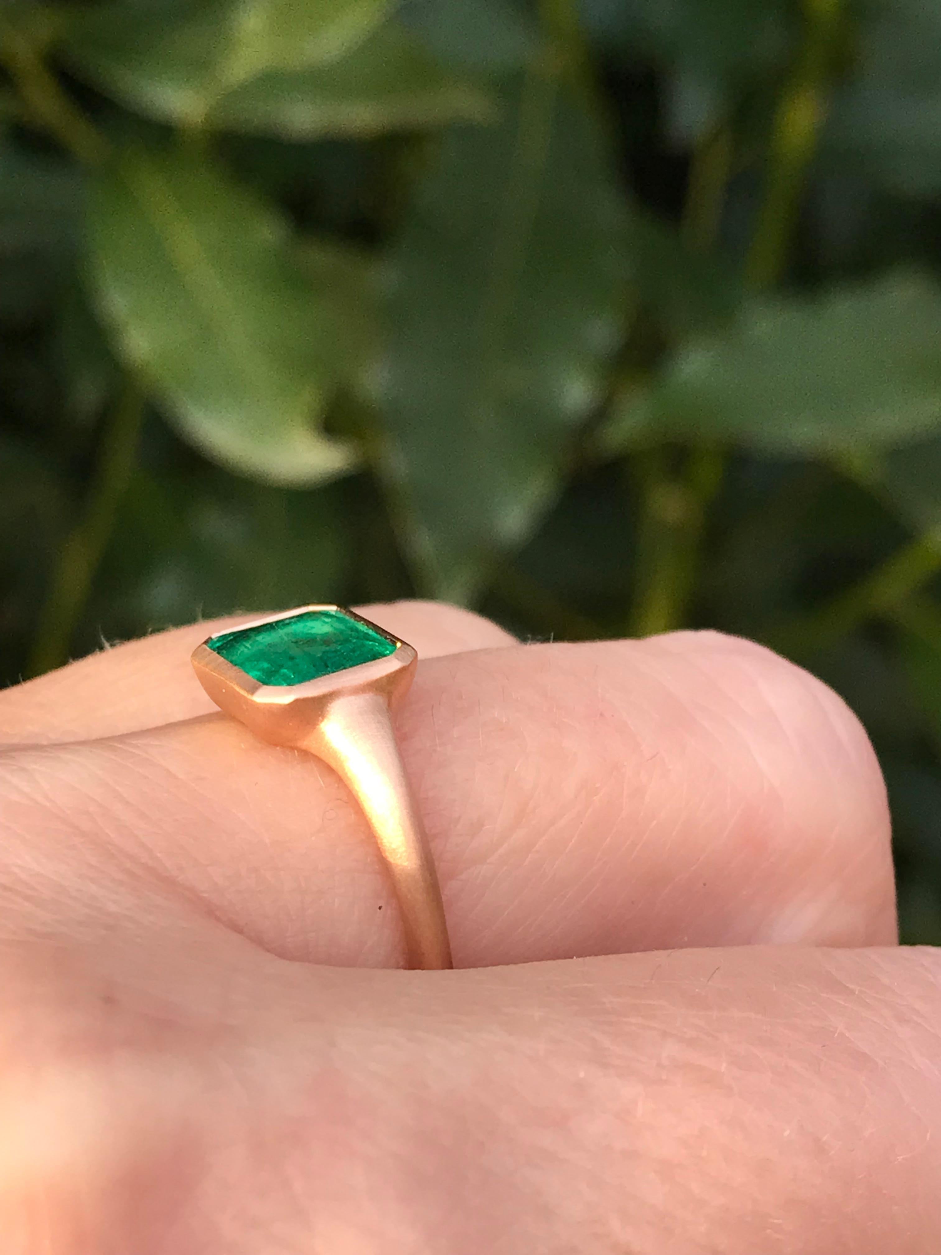 Contemporary Dalben 1.95 Carat Emerald Rose Gold Ring For Sale
