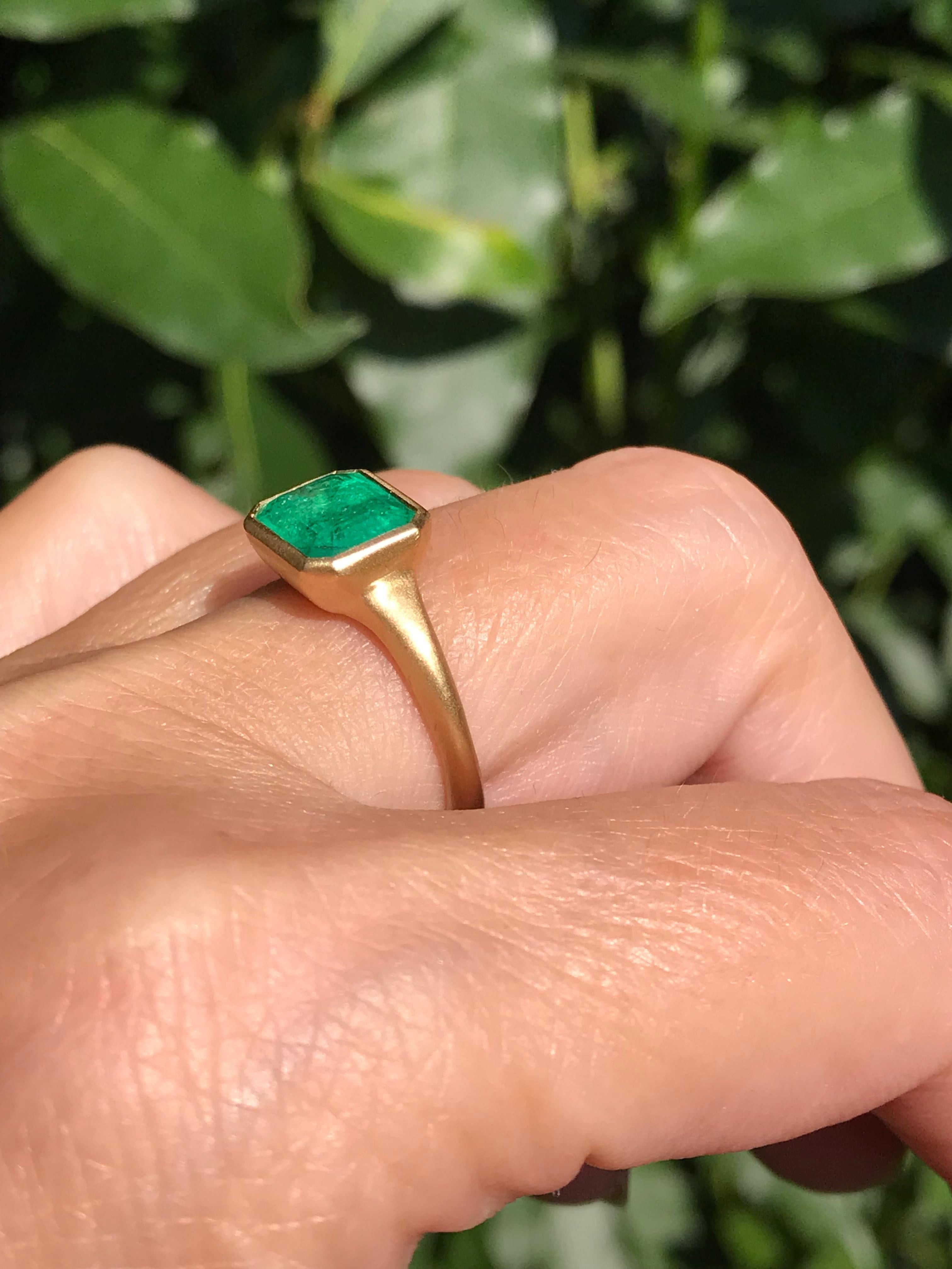 Contemporary Dalben 2, 46 Carat Emerald Yellow Gold Ring For Sale