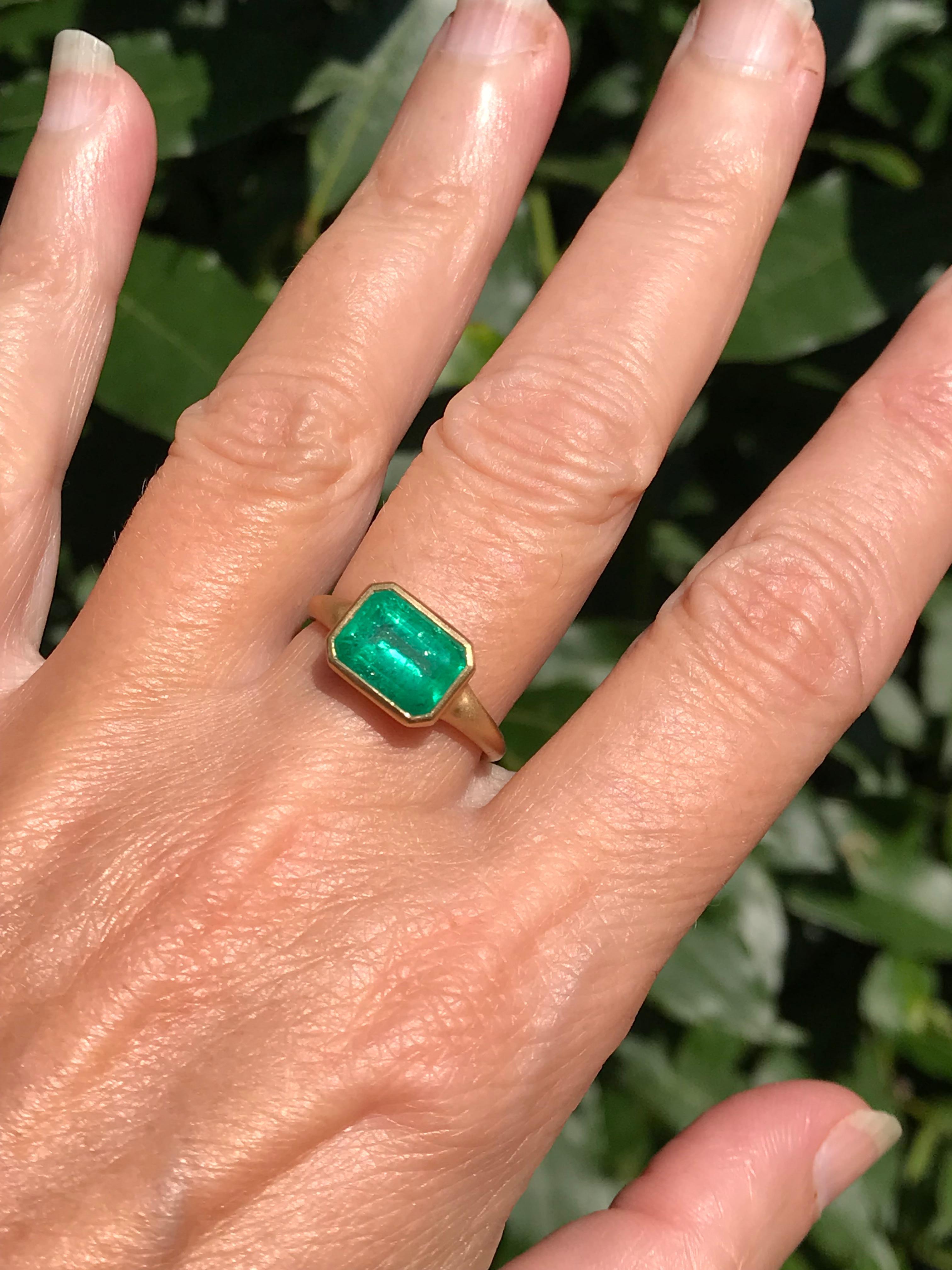 Dalben 2, 46 Carat Emerald Yellow Gold Ring In New Condition For Sale In Como, IT