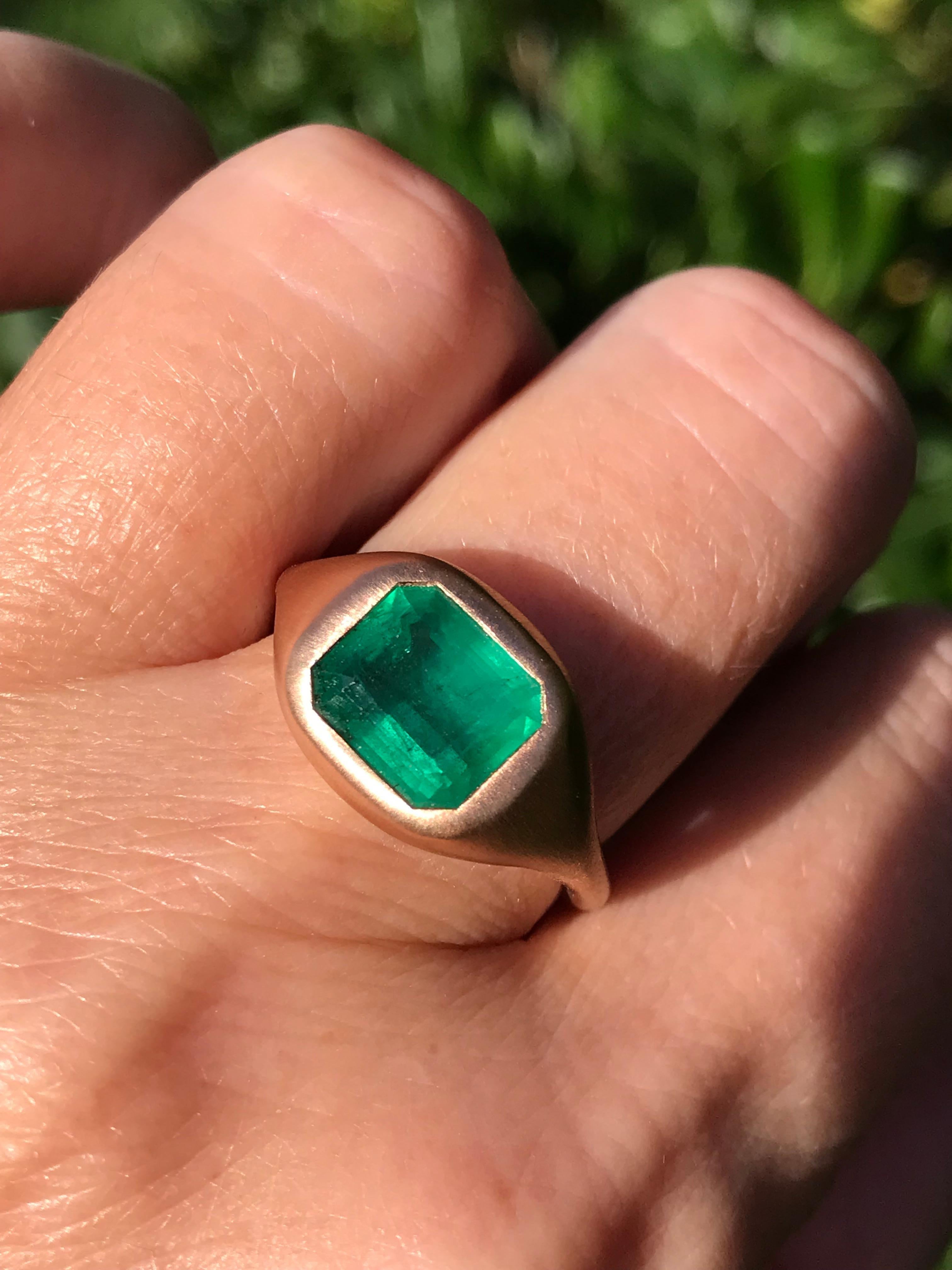Contemporary Dalben 2, 8 Carat Emerald Rose Gold Ring