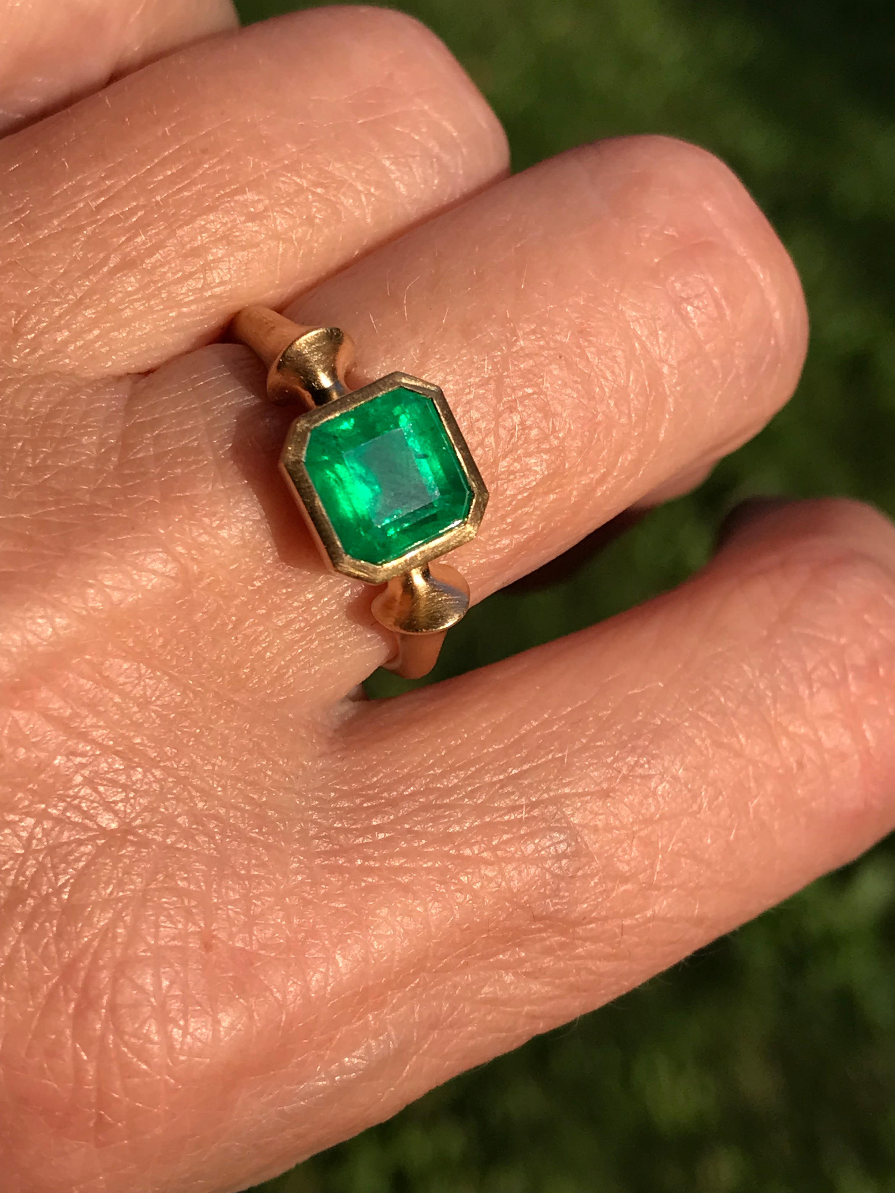 Dalben Design One of a Kind 18k Gelbgold satiniert Ring mit einem 2 Karat Smaragdschliff  Smaragd . 
Ringgröße 7 USA , 54 1/2 EU  Größenveränderung auf die meisten Fingergrößen. 
Lünette Stein Abmessungen :
Breite 8,7 mm
Höhe 8,5 mm
Der Ring wurde
