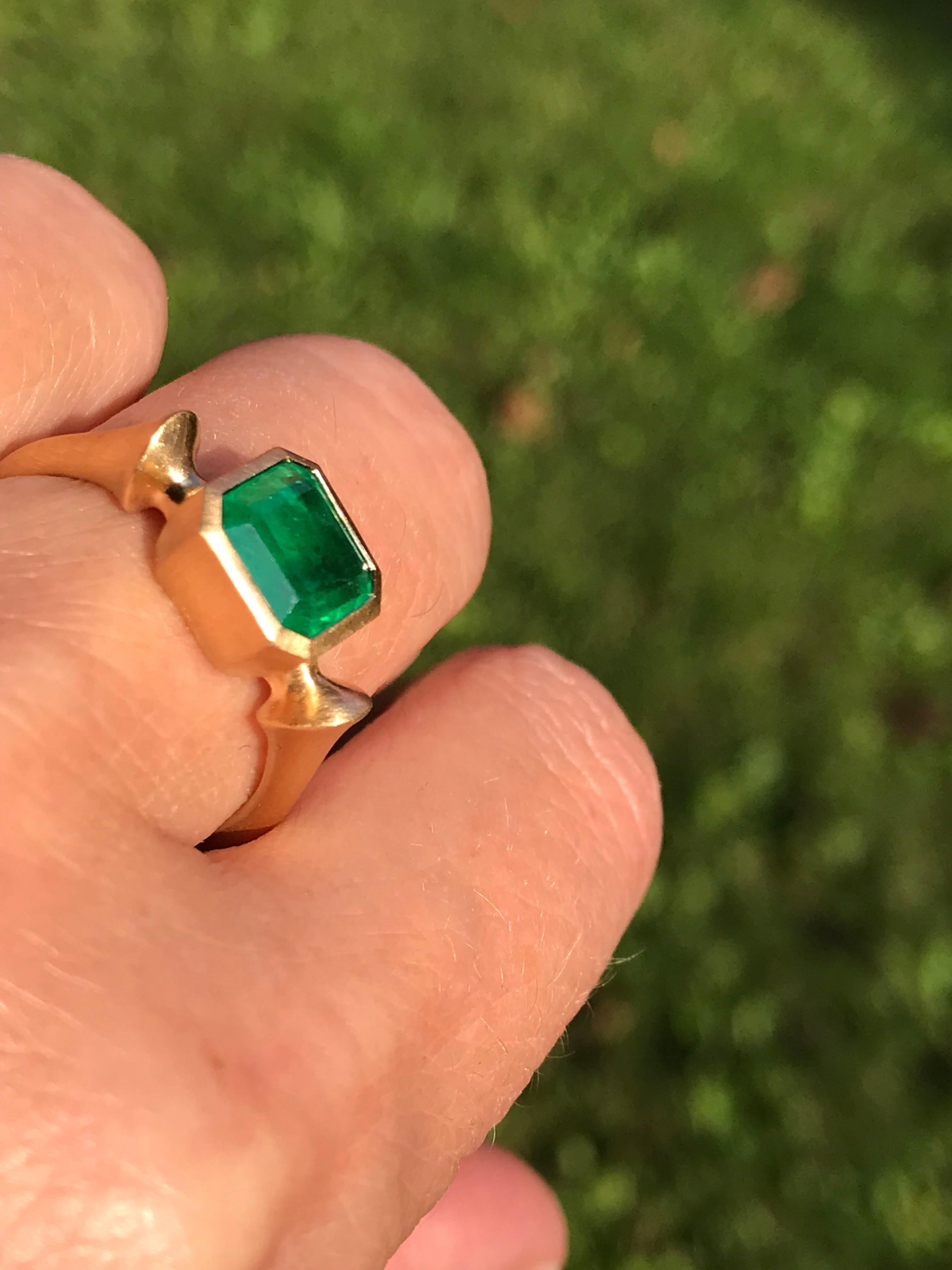 Dalben 2 Karat Smaragd-Gelbgold-Ring (Zeitgenössisch) im Angebot
