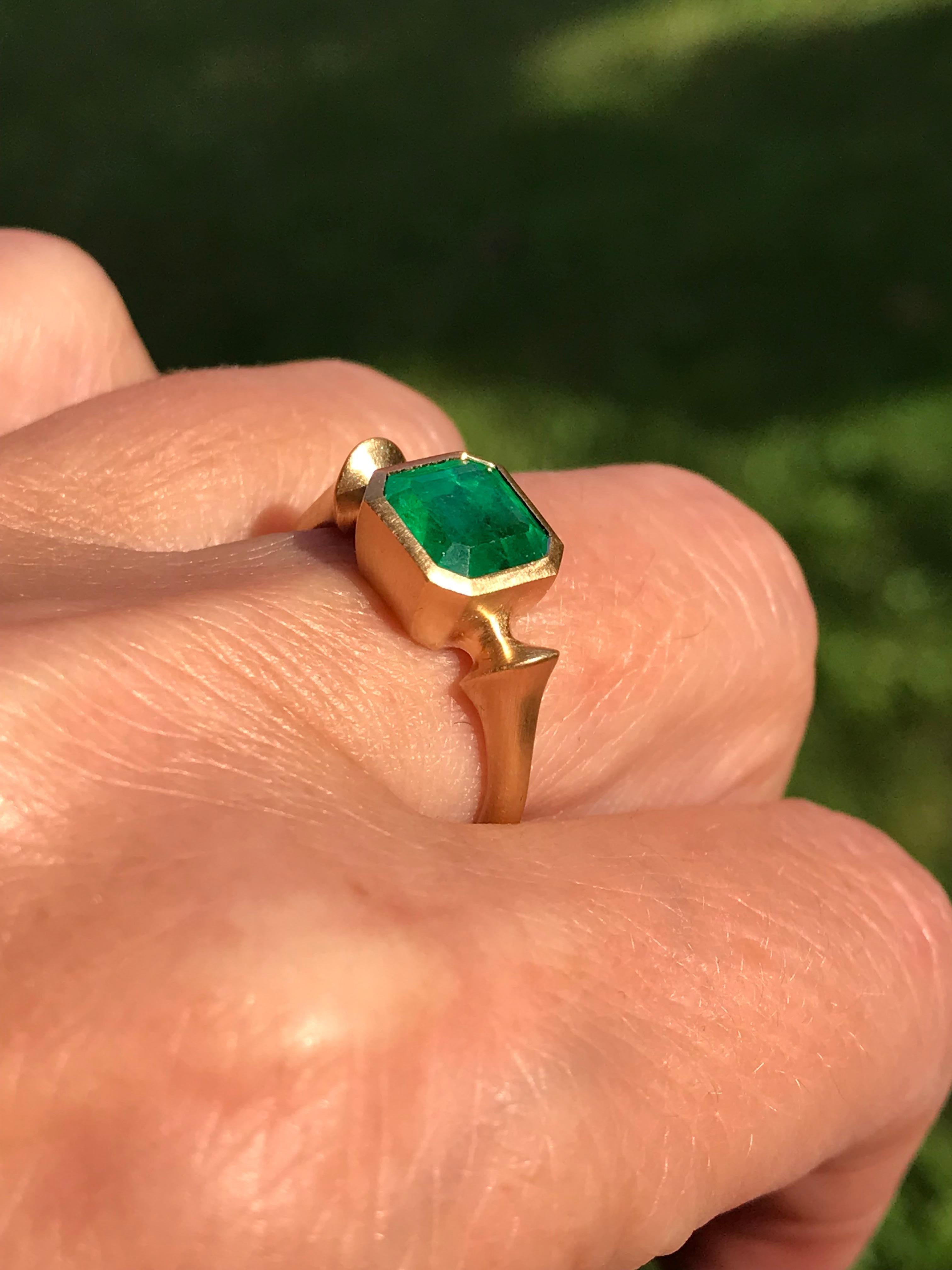 Dalben 2 Karat Smaragd-Gelbgold-Ring (Smaragdschliff) im Angebot