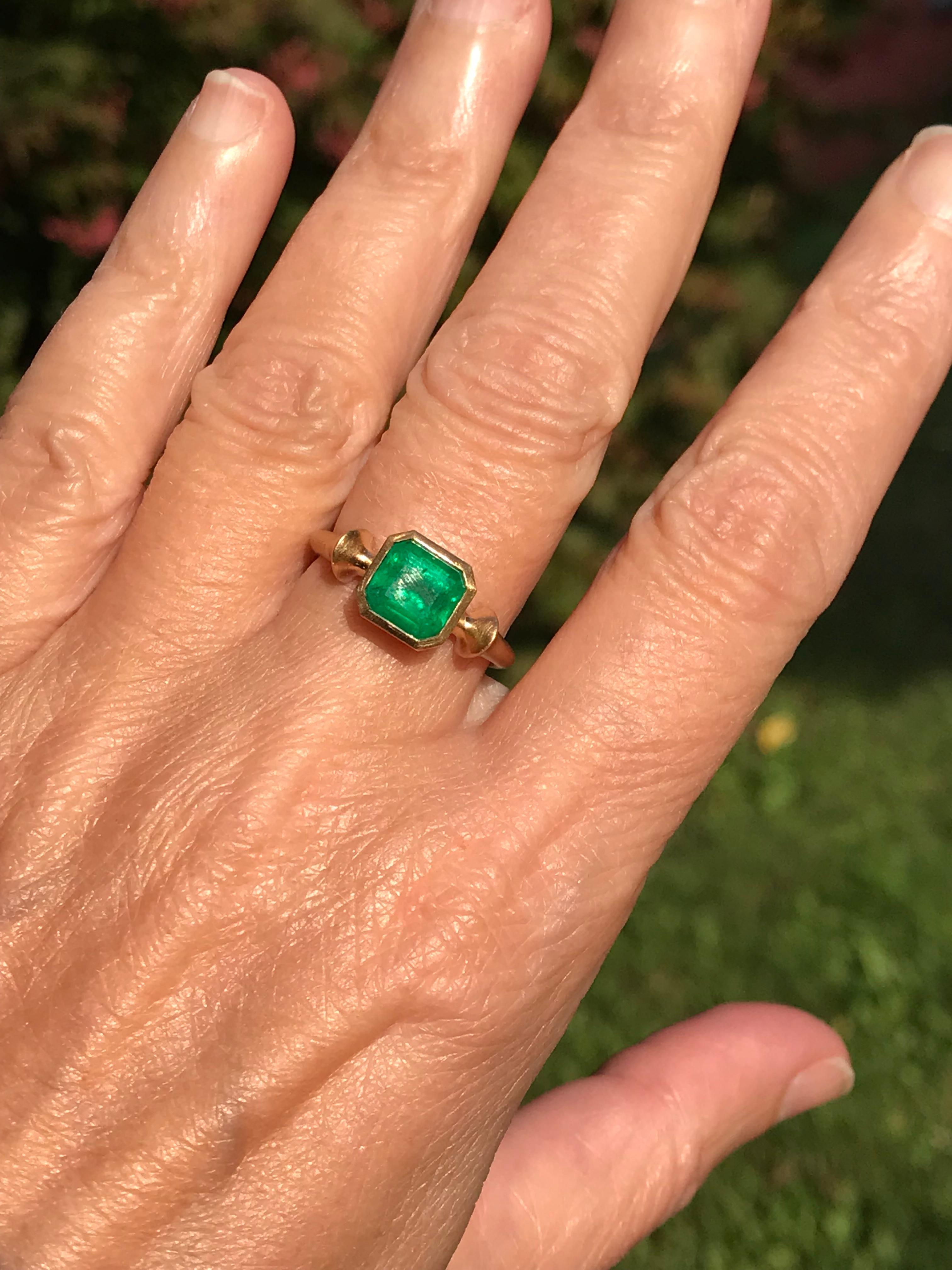 Dalben 2 Karat Smaragd-Gelbgold-Ring im Zustand „Neu“ im Angebot in Como, IT