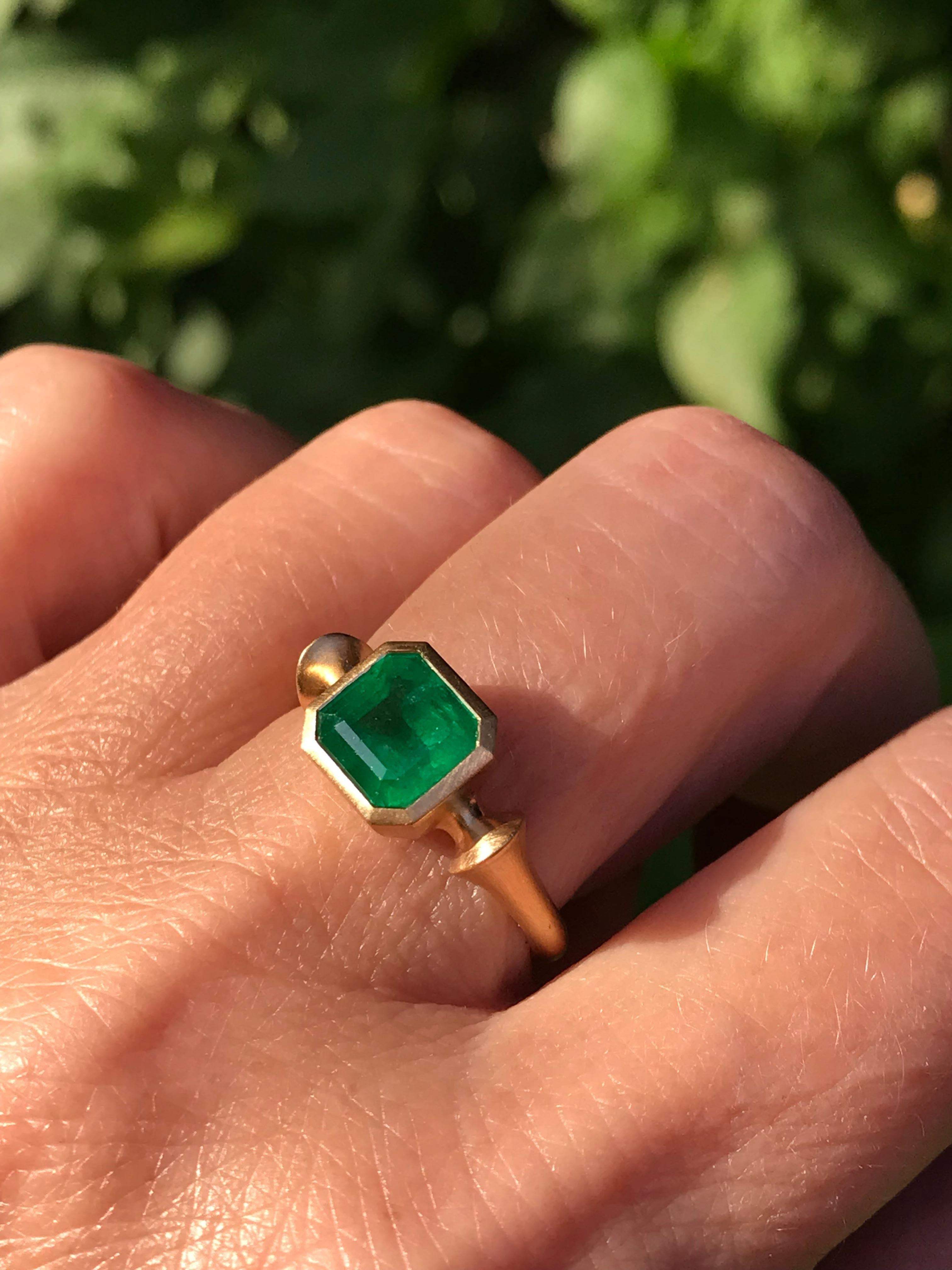 Dalben 2 Karat Smaragd-Gelbgold-Ring im Angebot 1