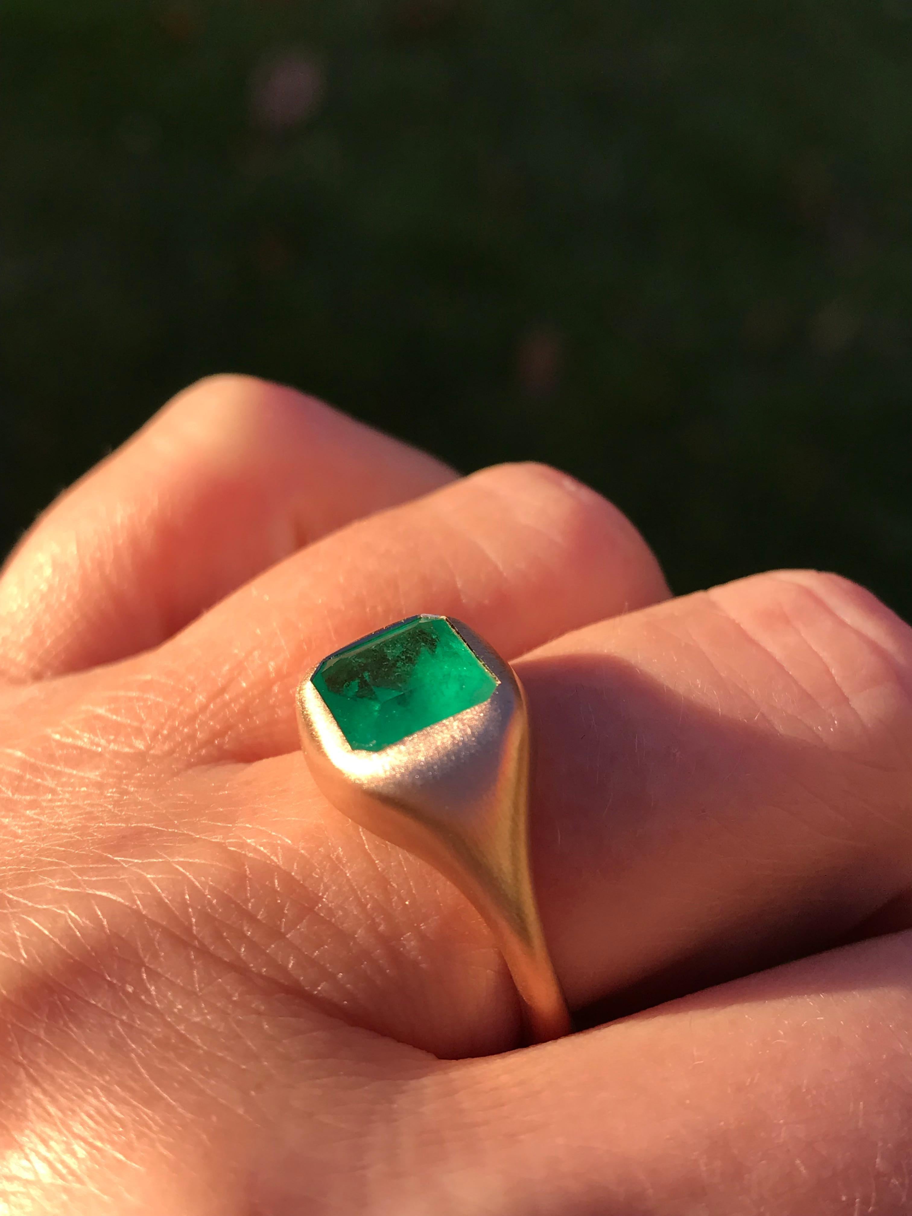 Contemporary Dalben 2.46 Carat Colombian Emerald Rose Gold Ring For Sale