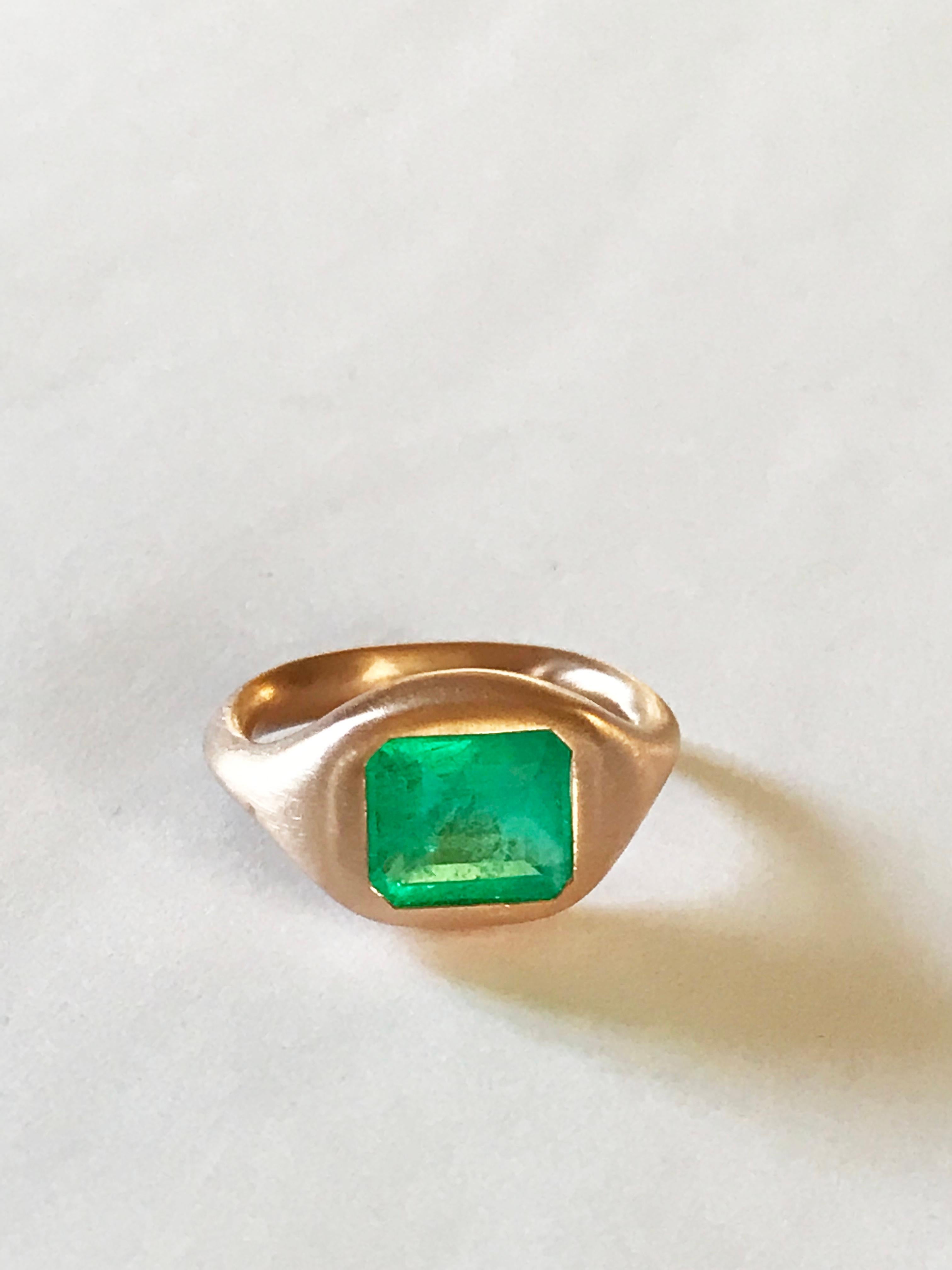 Dalben 2.46 Carat Colombian Emerald Rose Gold Ring For Sale 2