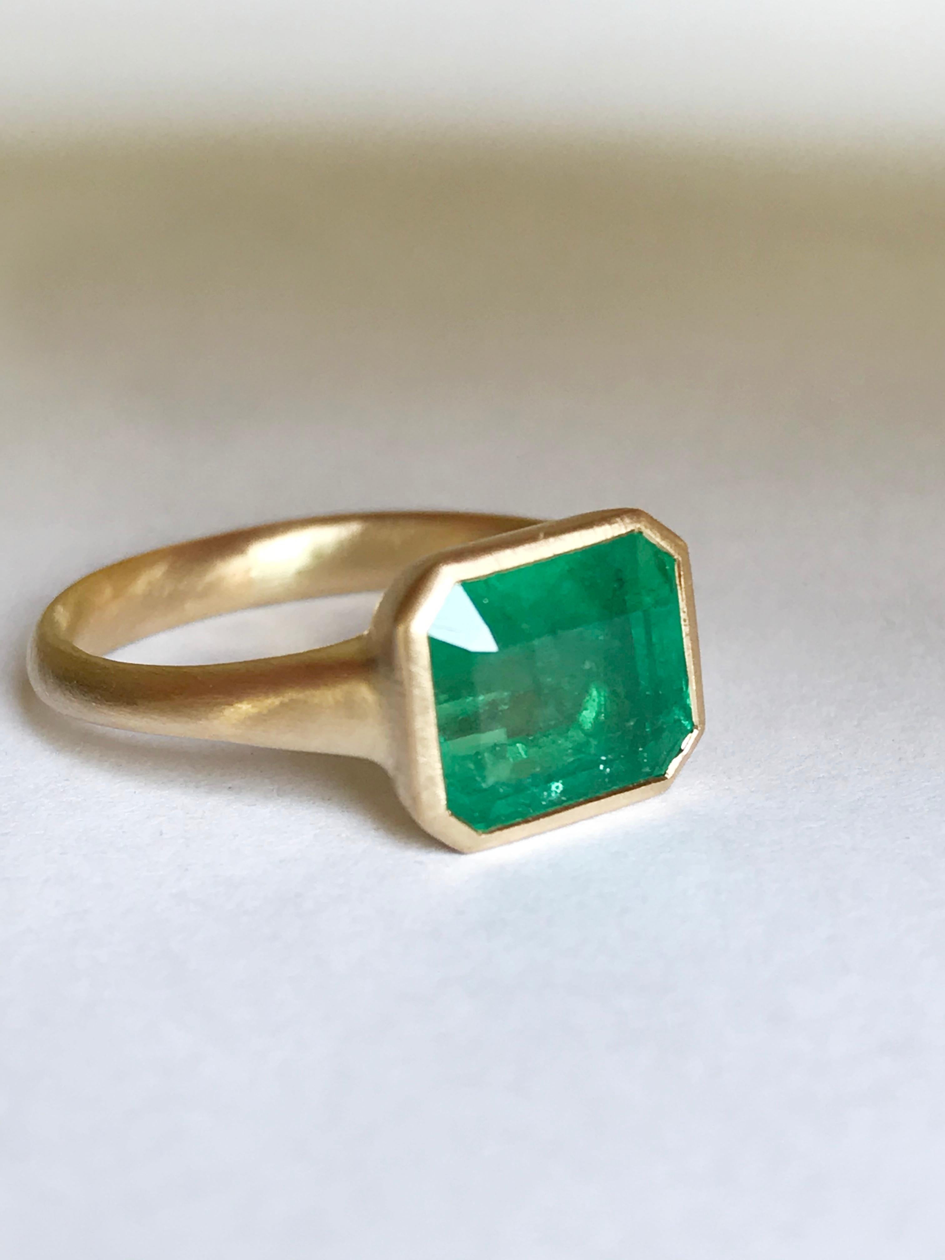 Dalben 3, 86 Carat Emerald Yellow Gold Ring For Sale 2