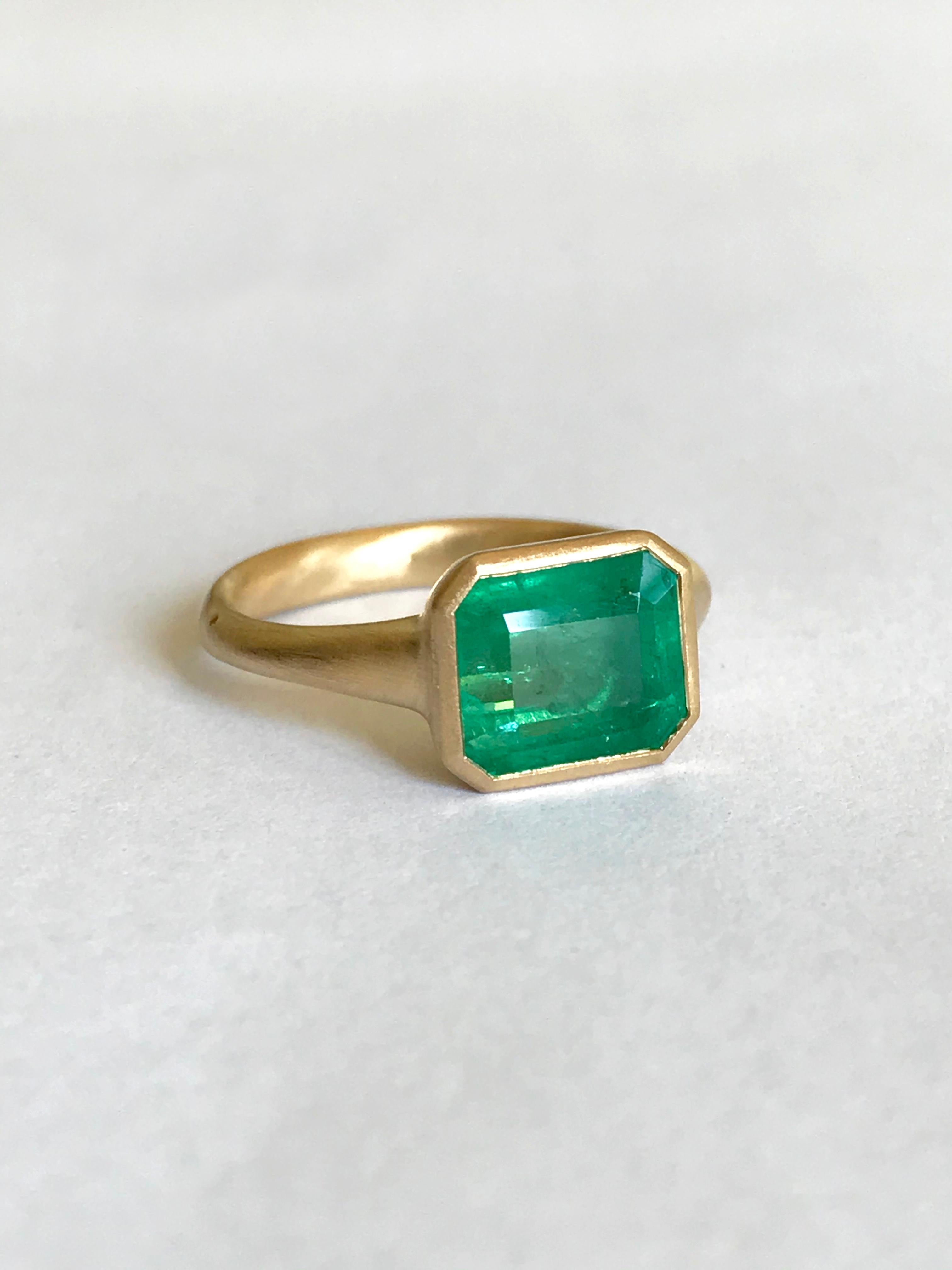 Dalben 3, 86 Carat Emerald Yellow Gold Ring For Sale 5