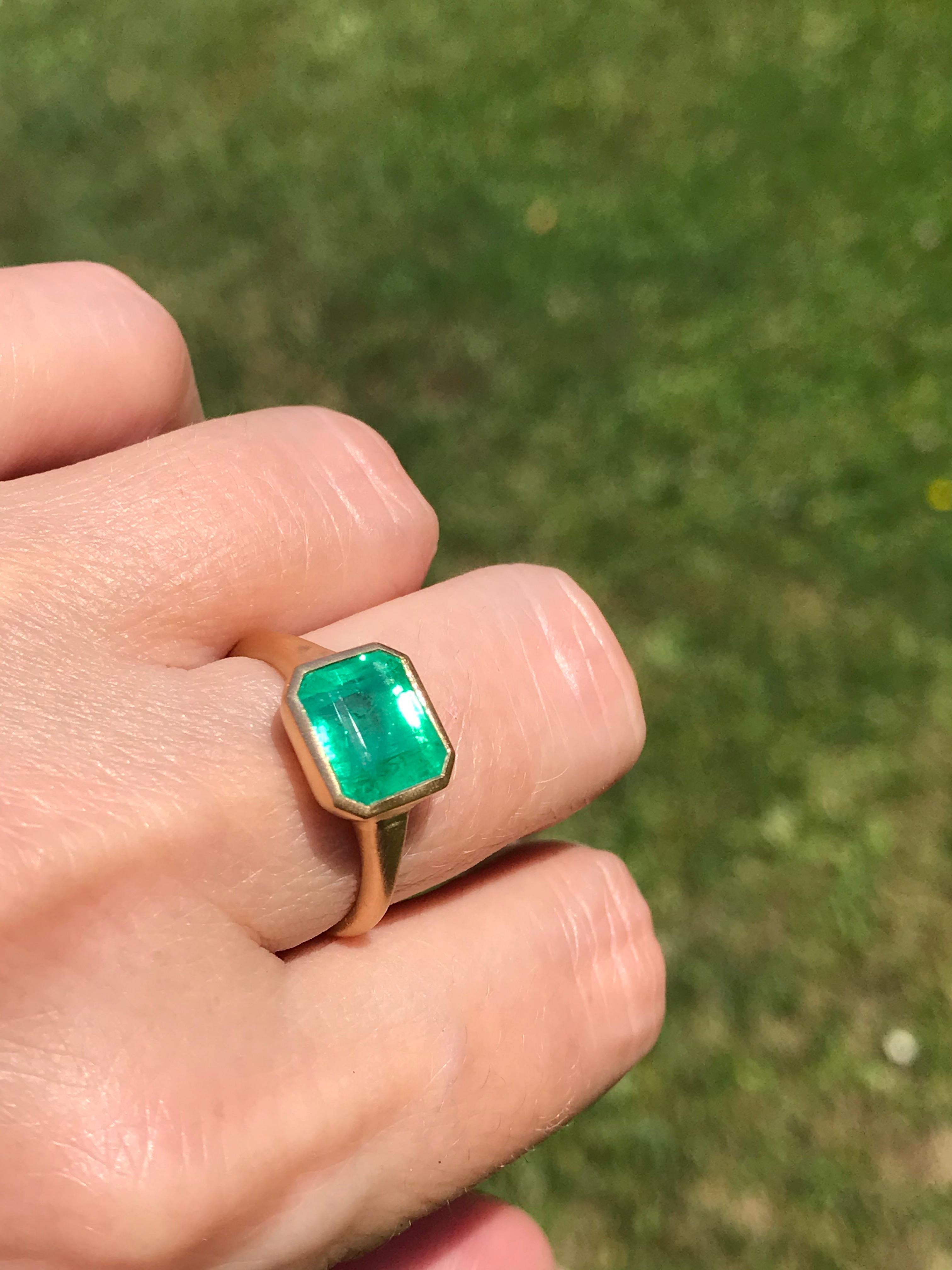 Emerald Cut Dalben 3, 86 Carat Emerald Yellow Gold Ring For Sale