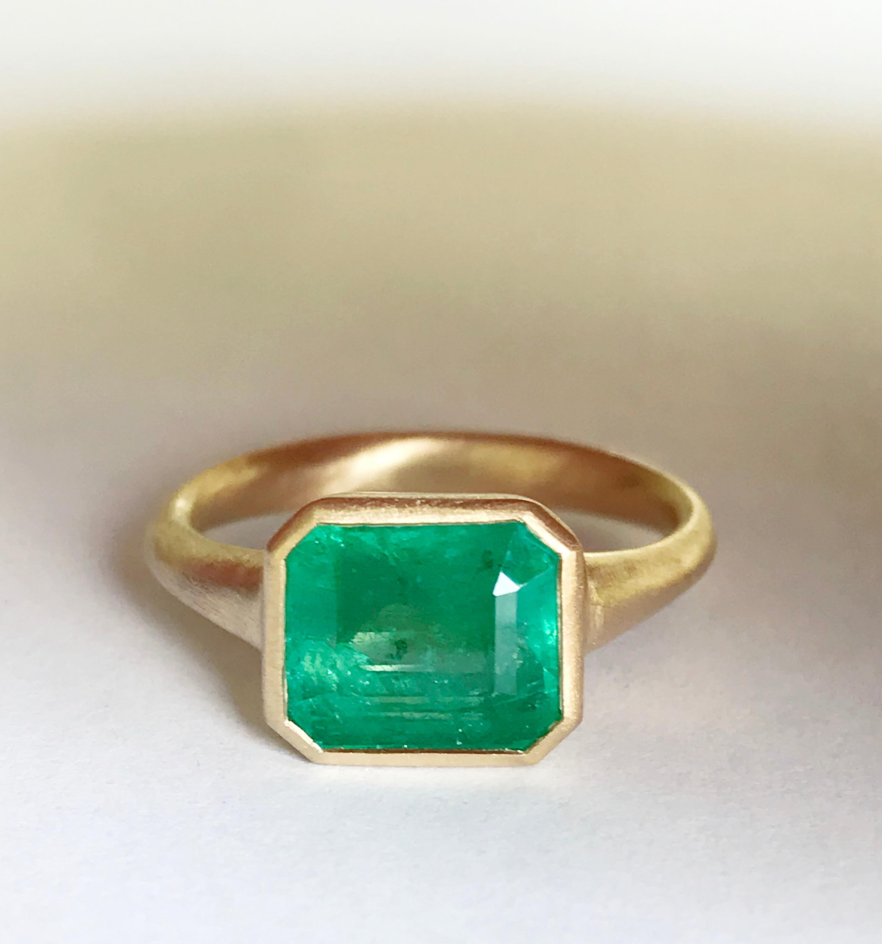 Emerald Cut Dalben 3, 86 Carat Emerald Yellow Gold Ring For Sale