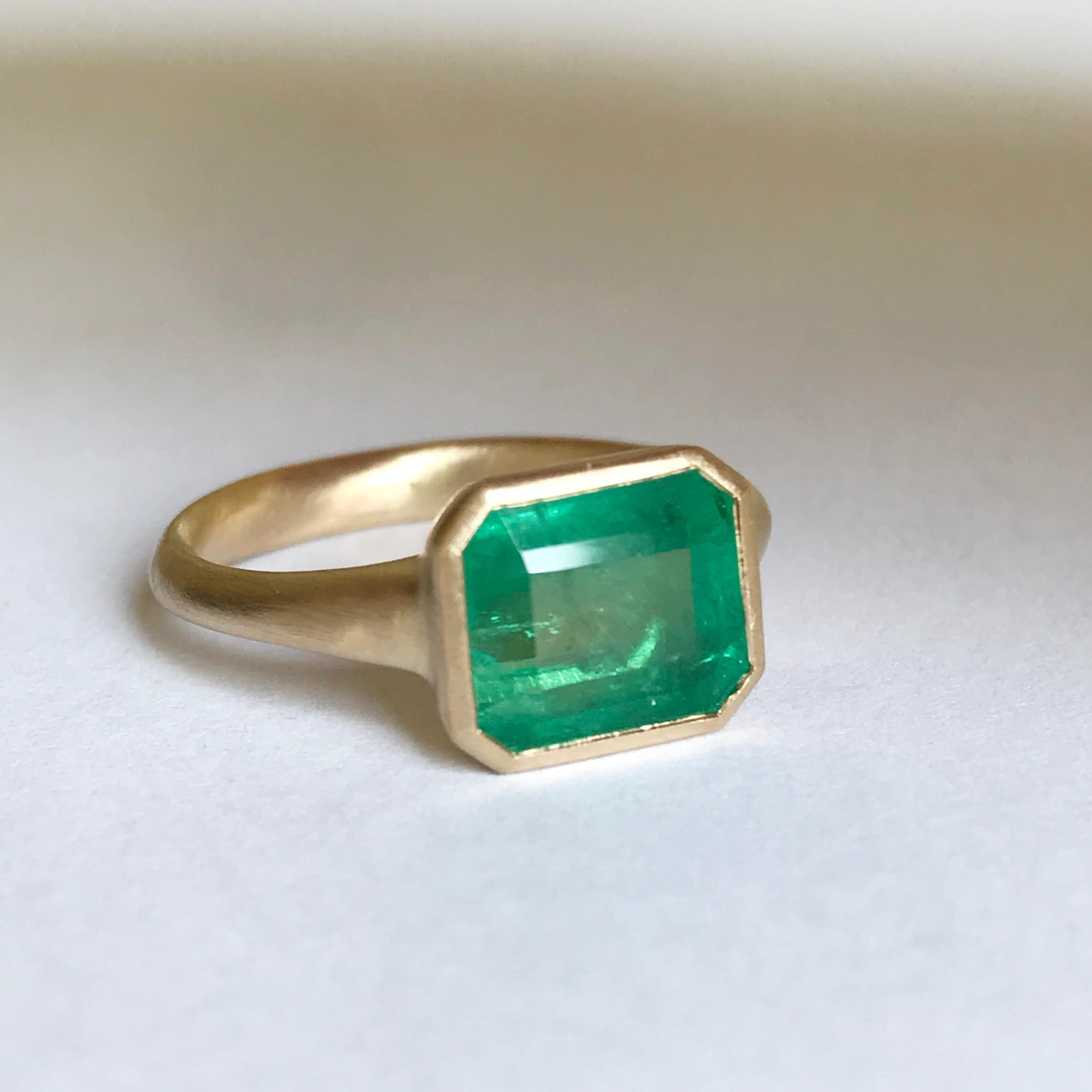 Women's Dalben 3, 86 Carat Emerald Yellow Gold Ring For Sale