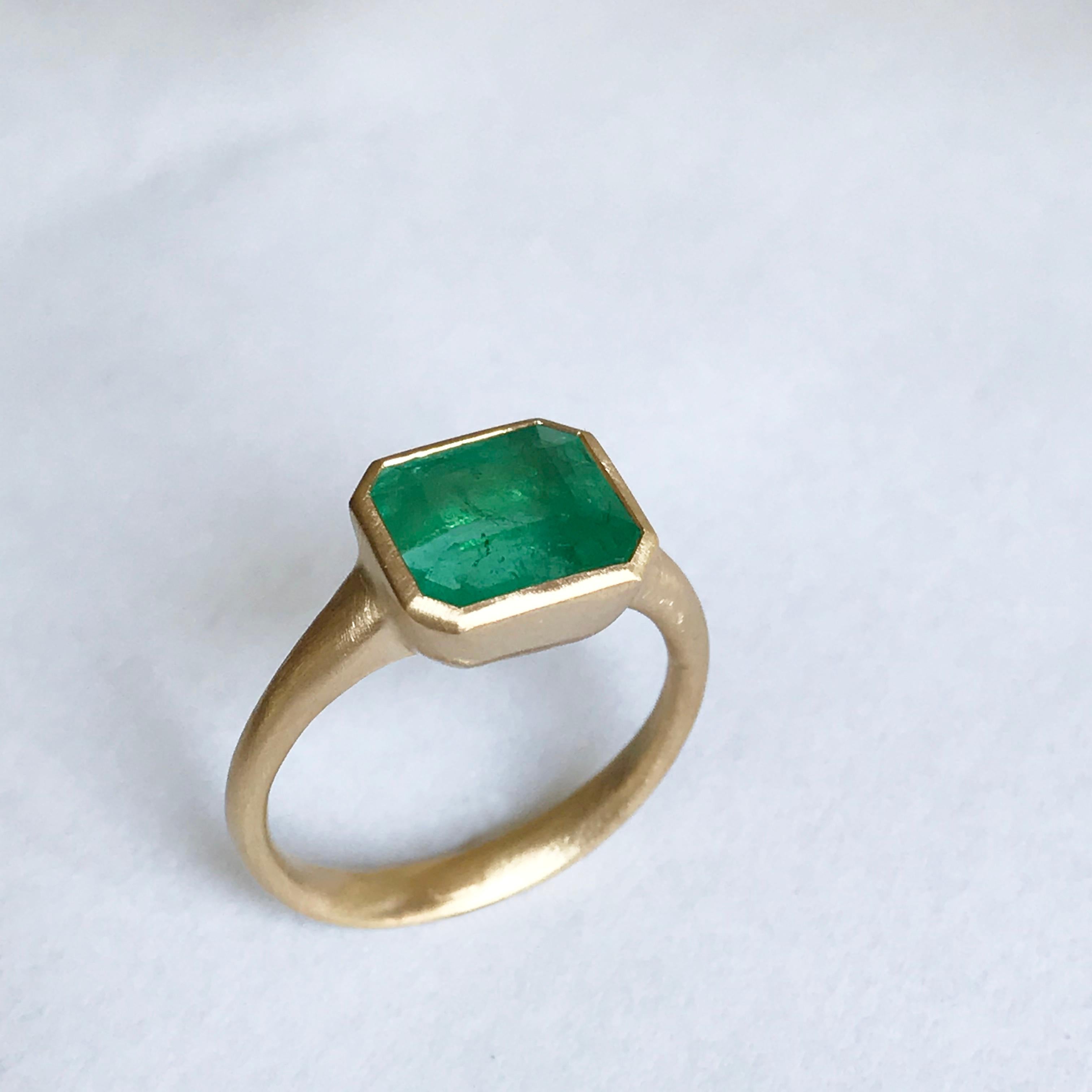 Dalben 3, 86 Carat Emerald Yellow Gold Ring For Sale 1