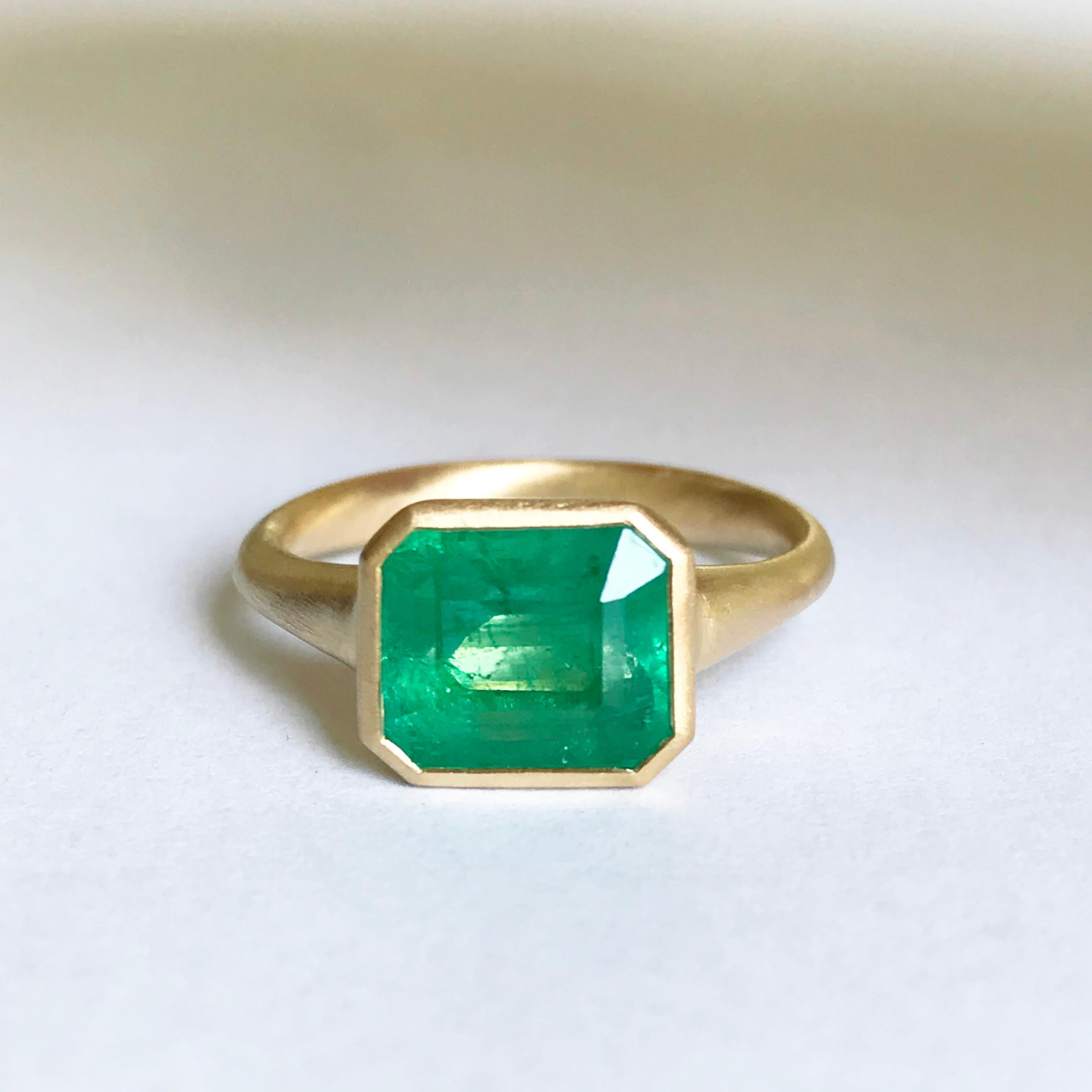 Dalben 3, 86 Carat Emerald Yellow Gold Ring For Sale 2