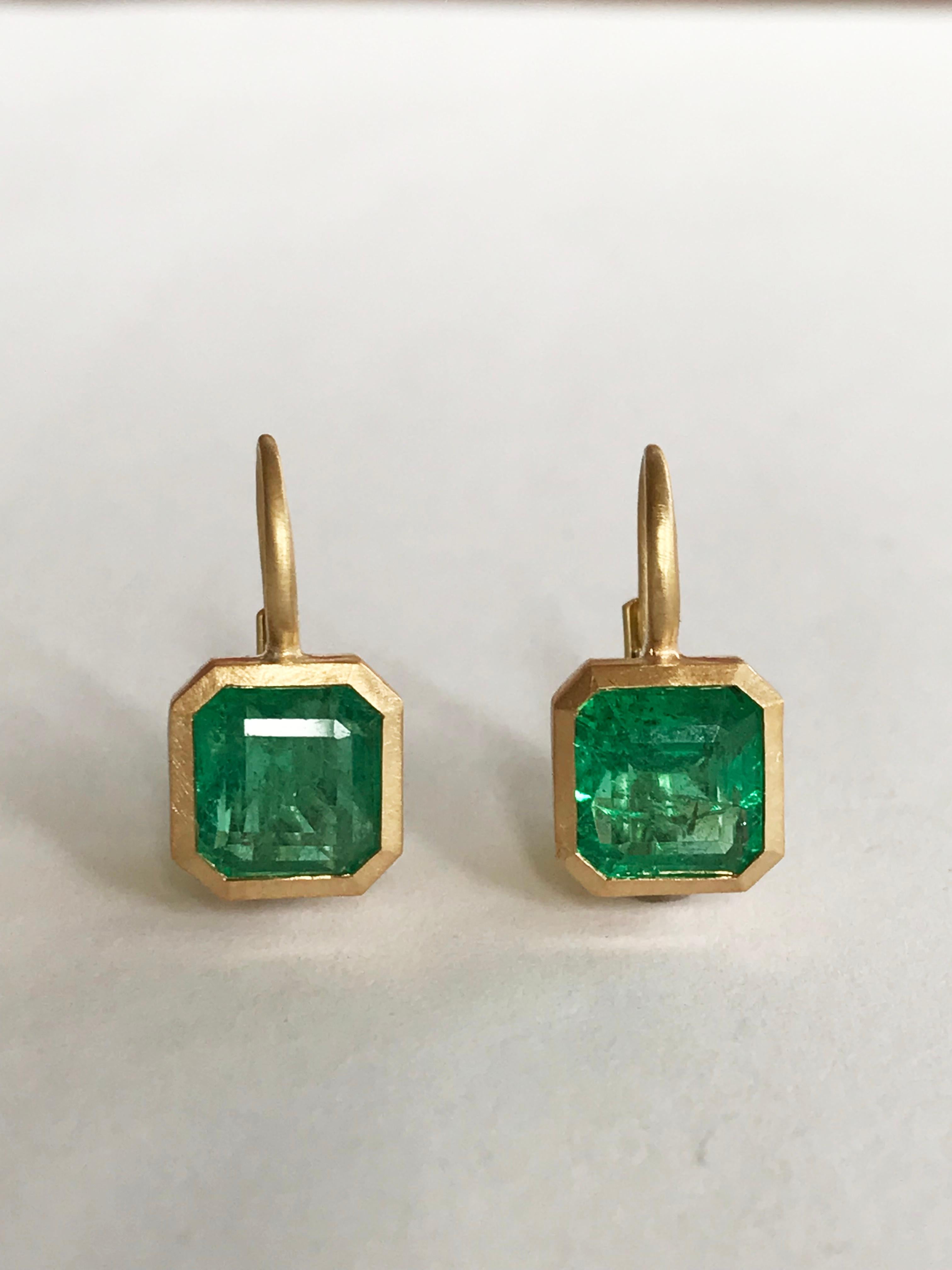Dalben 4, 2 Carat Emerald Yellow Gold Earrings For Sale 4