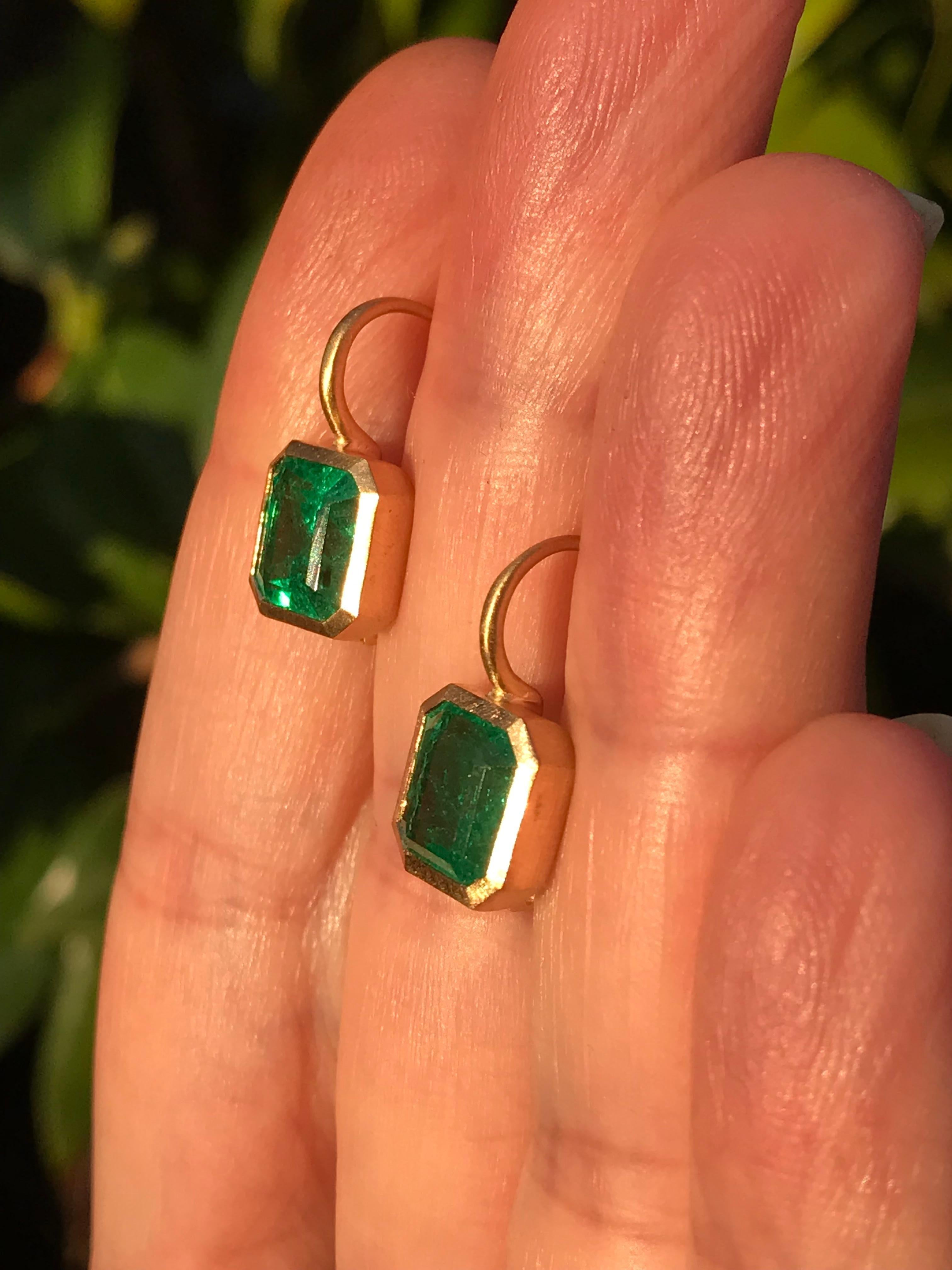 Contemporary Dalben 4, 2 Carat Emerald Yellow Gold Earrings For Sale
