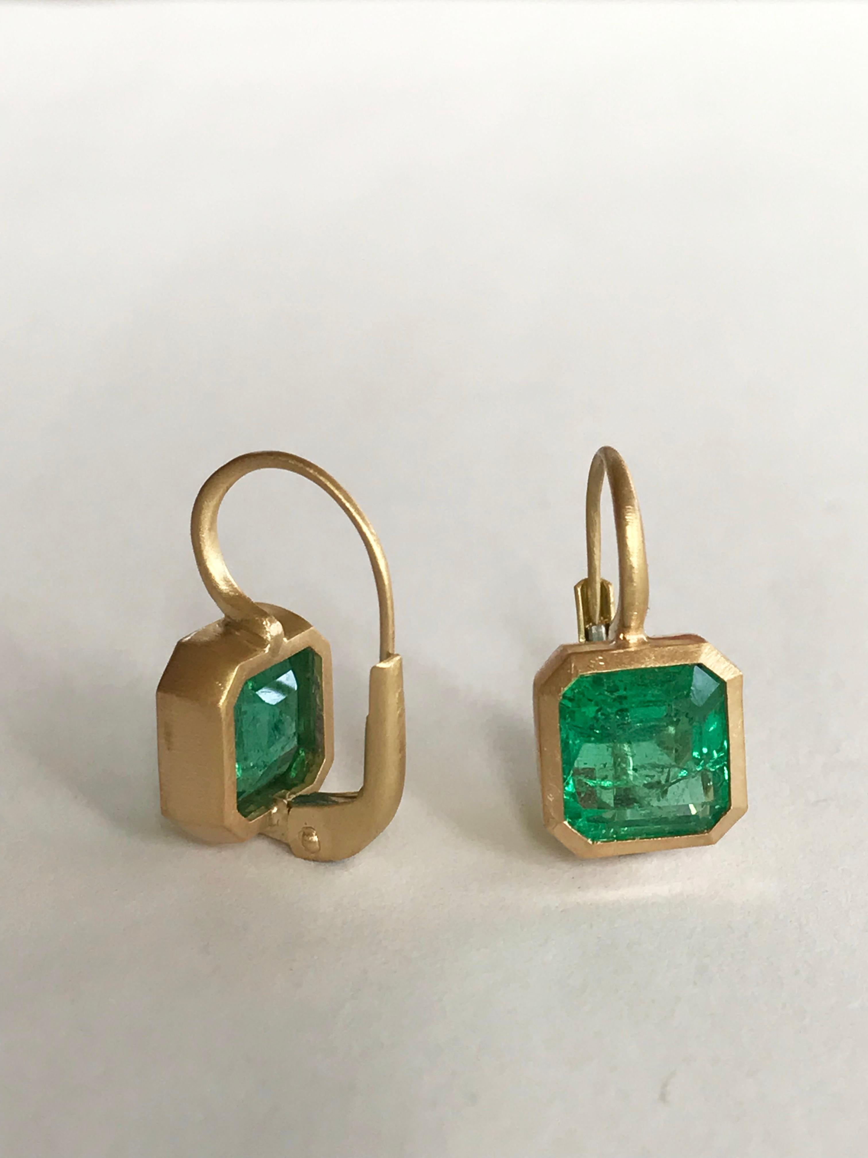 Dalben 4, 2 Carat Emerald Yellow Gold Earrings For Sale 2
