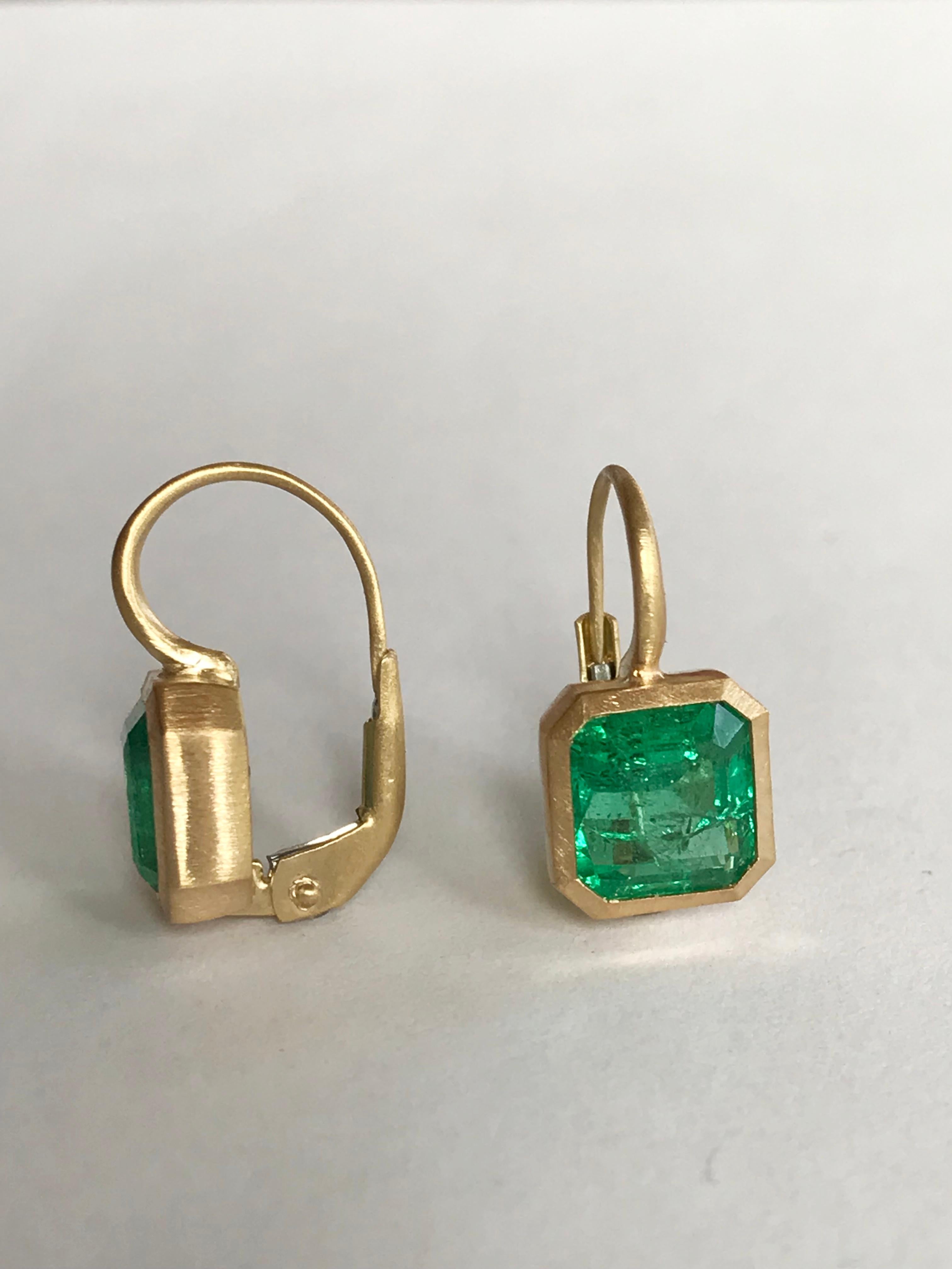 Dalben 4, 2 Carat Emerald Yellow Gold Earrings For Sale 3