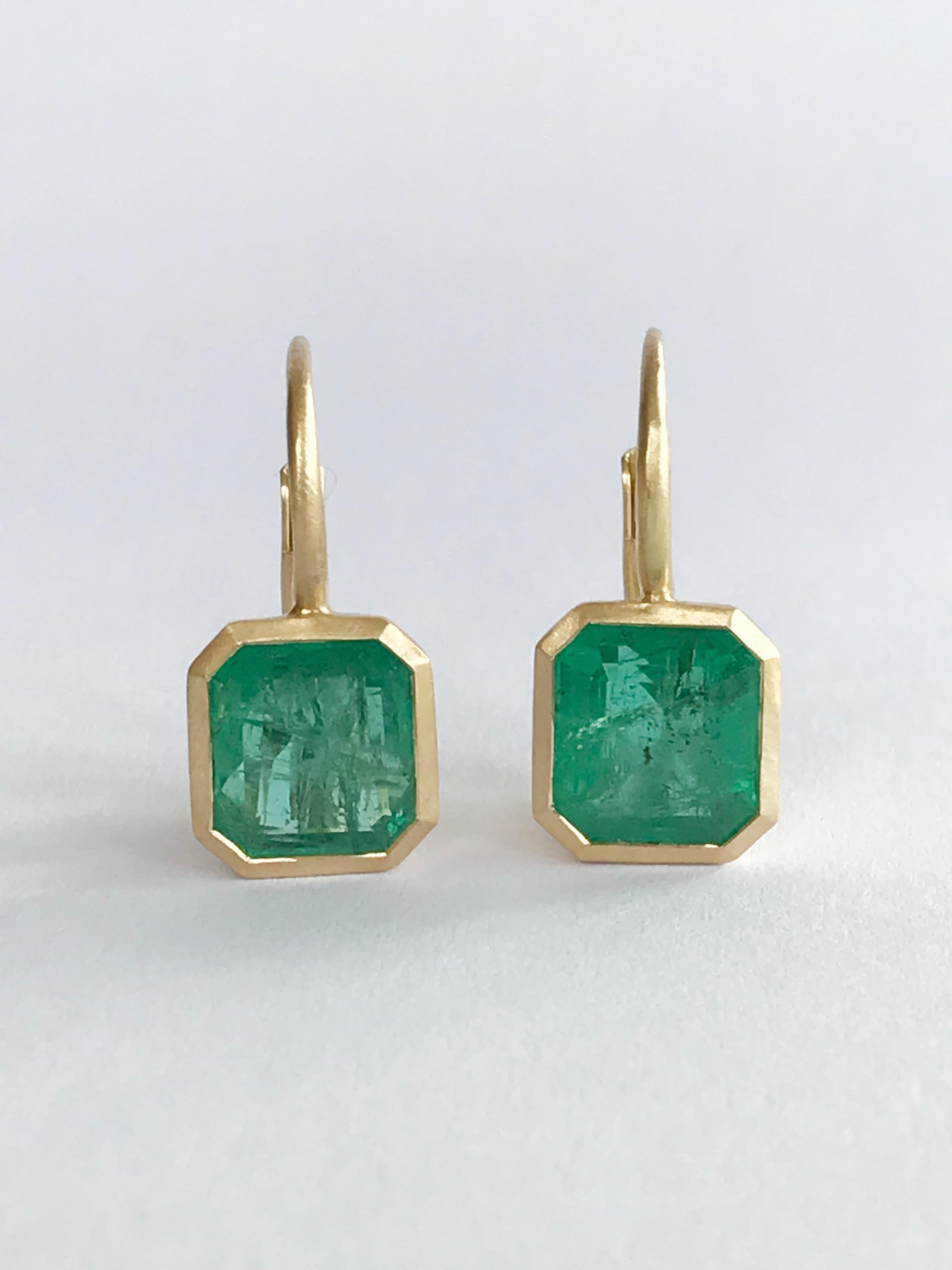 Dalben 4, 42 Carat Emerald Yellow Gold Earrings For Sale 3