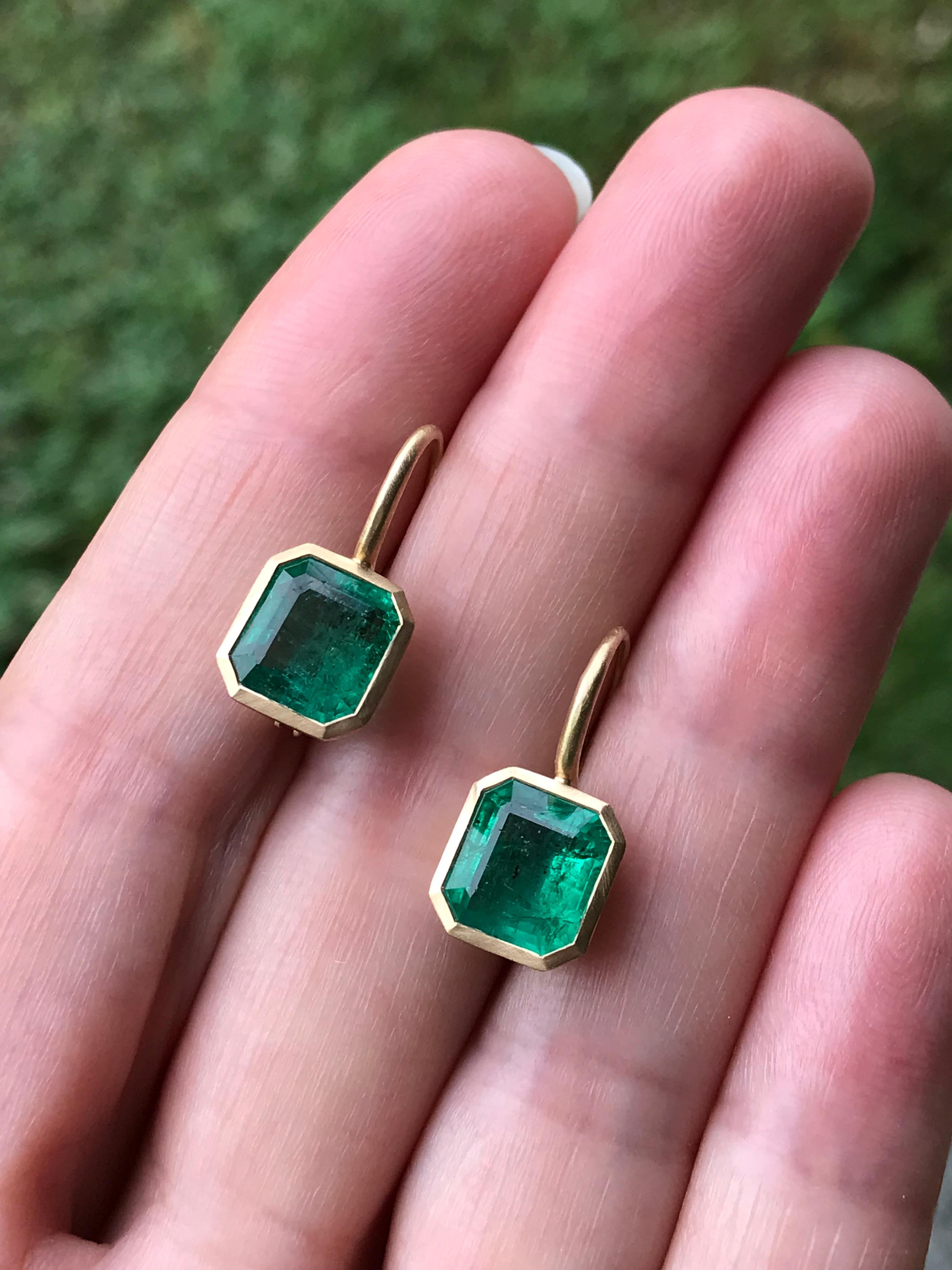 Dalben 4, 42 Carat Emerald Yellow Gold Earrings For Sale 7