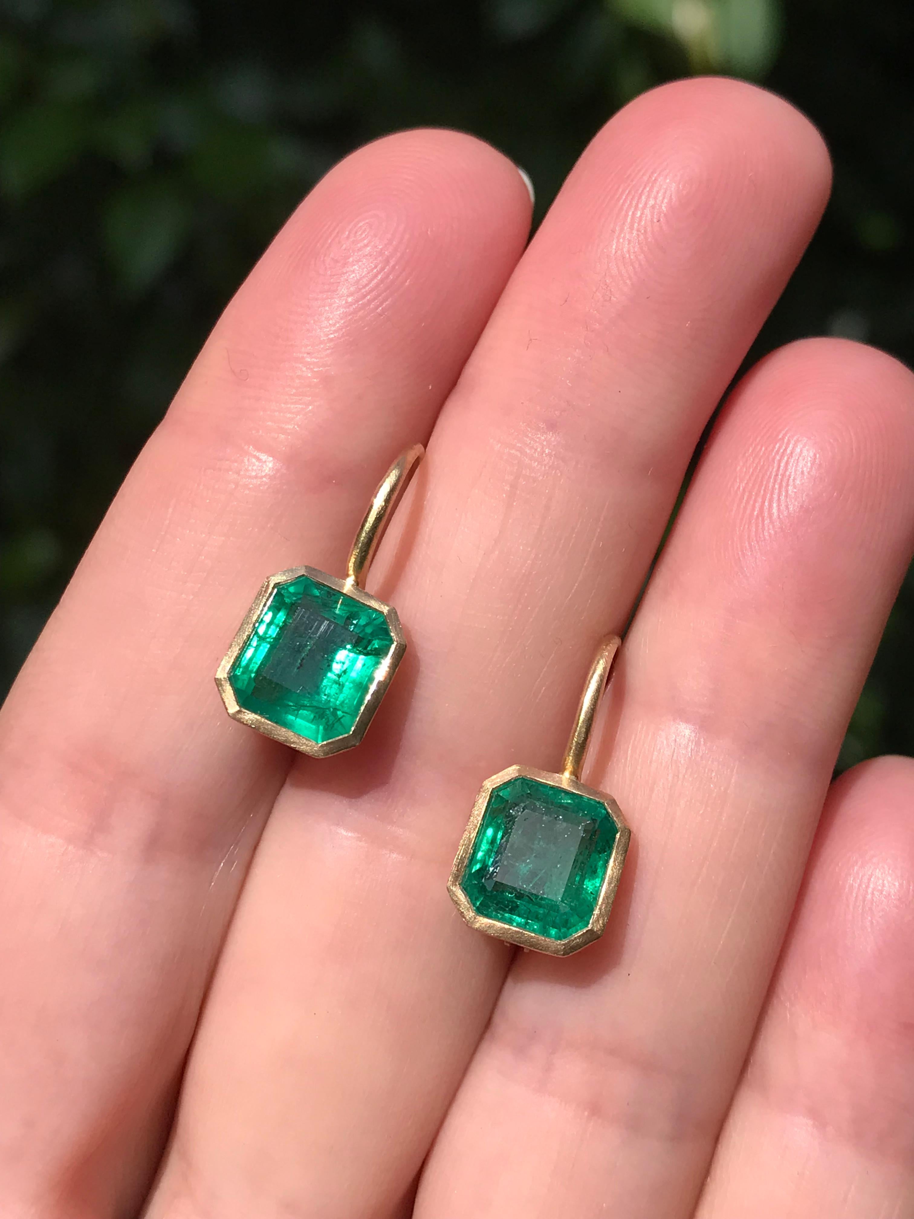 Contemporary Dalben 4, 42 Carat Emerald Yellow Gold Earrings For Sale