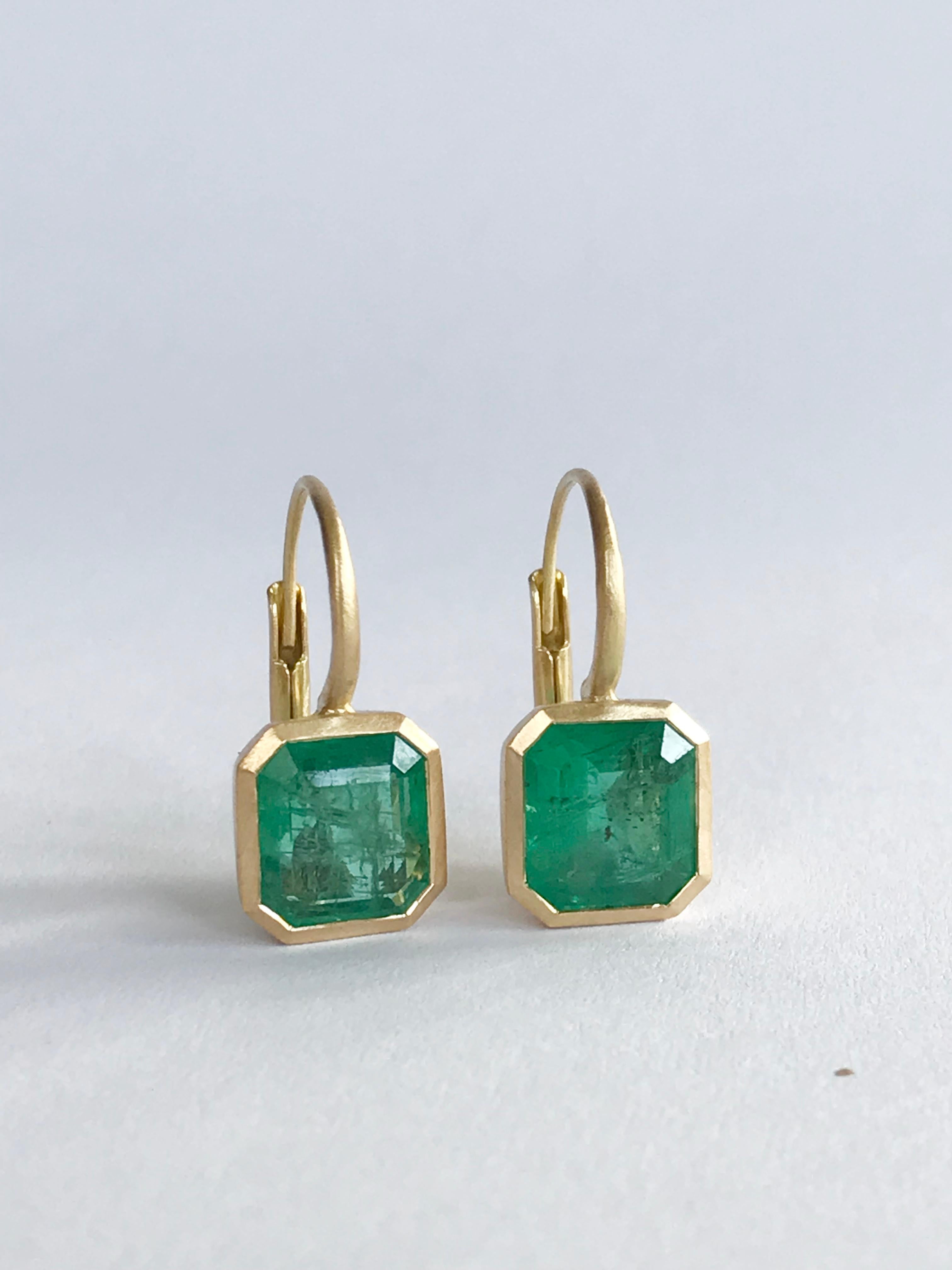 Dalben 4, 42 Carat Emerald Yellow Gold Earrings For Sale 1