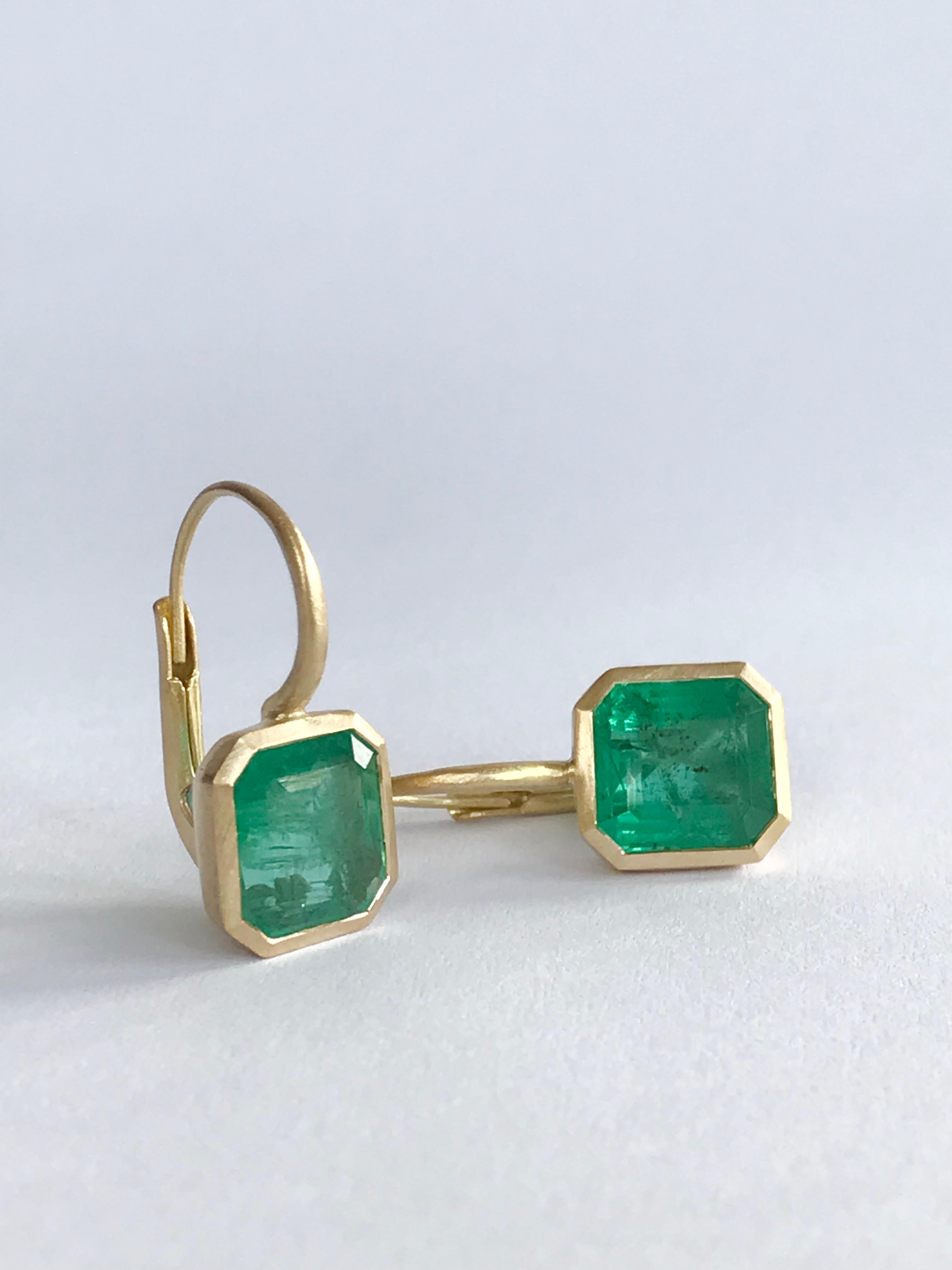 Dalben 4, 42 Carat Emerald Yellow Gold Earrings For Sale 2