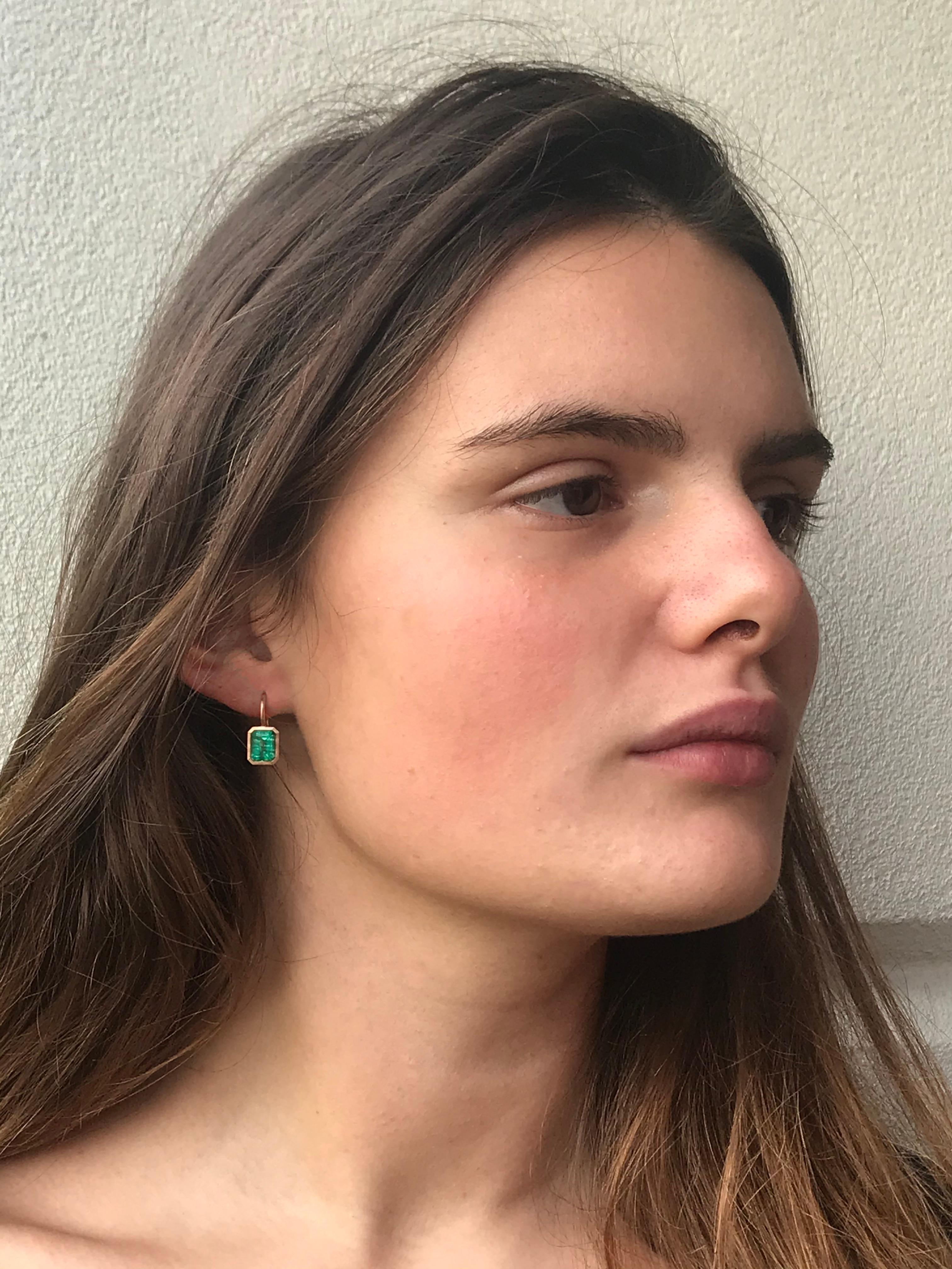 Design Dalben  Orecchini con finitura opaca in oro rosa 18 carati con due smeraldi sfaccettati incastonati  peso dello smeraldo 4,59 carati .
Gli orecchini sono di un bel colore verde menta chiaro.
Le dimensioni sono leggermente diverse, 