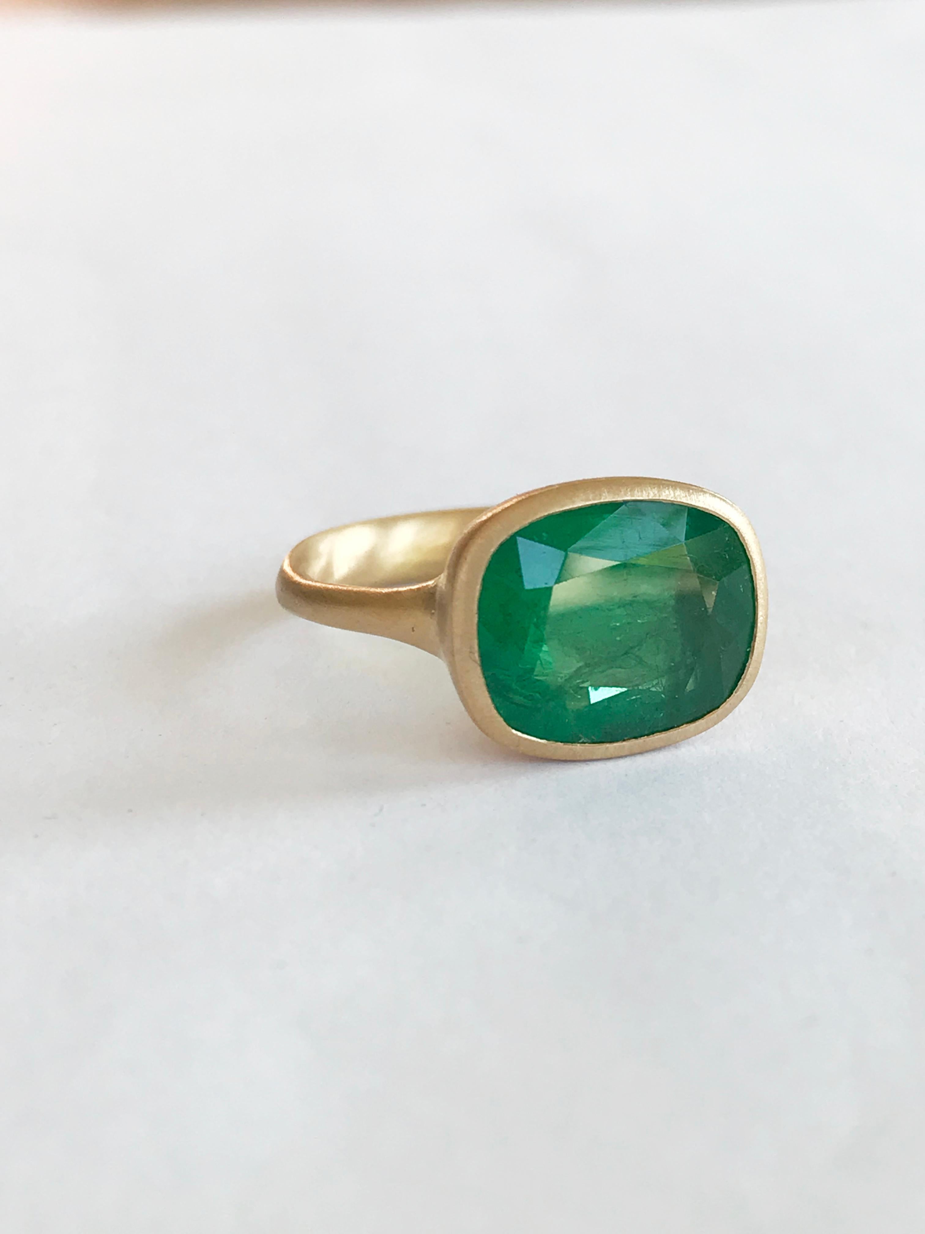 Dalben 4.9 Carat Emerald Yellow Gold Ring For Sale 6