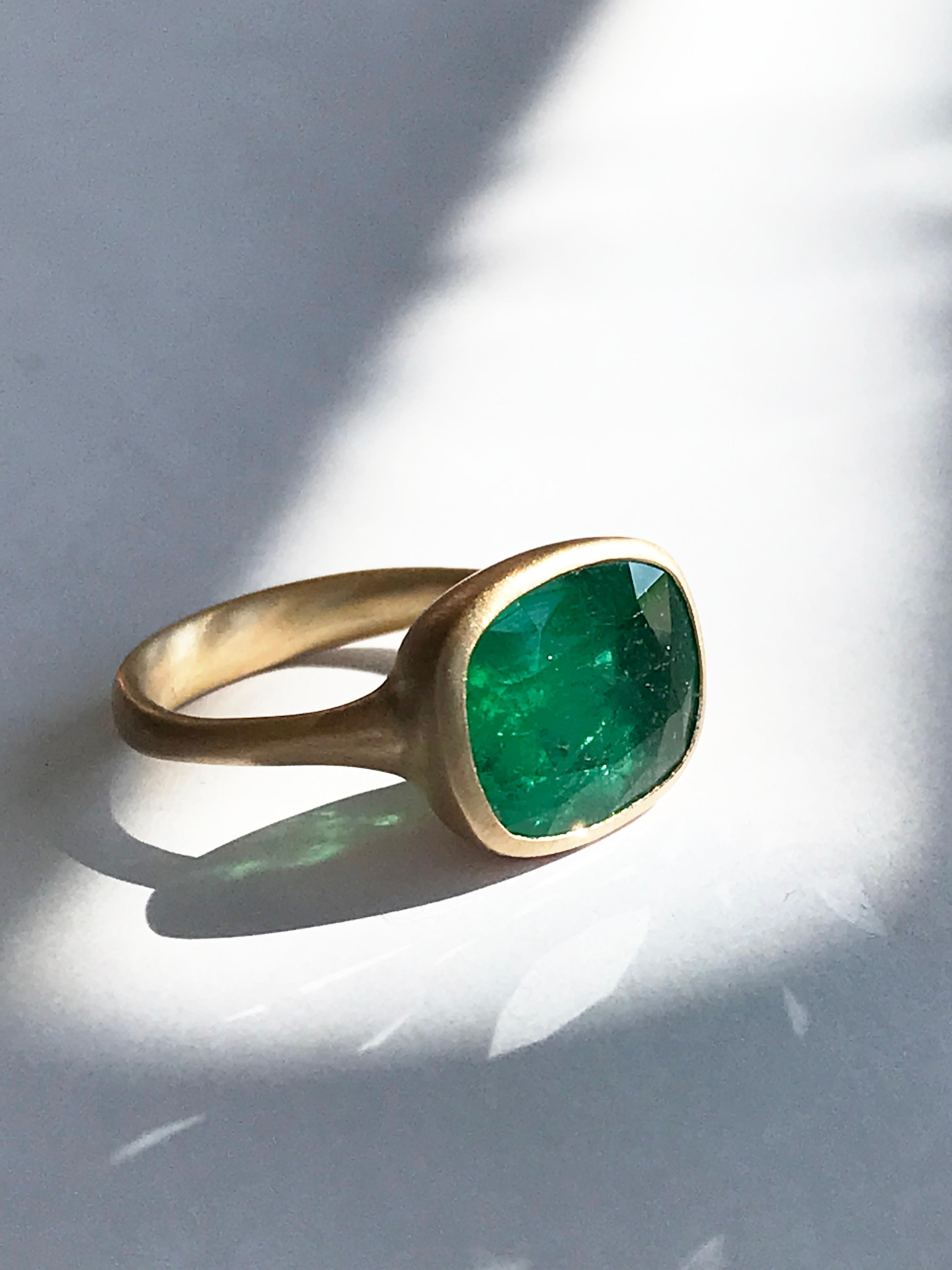 Dalben 4.9 Carat Emerald Yellow Gold Ring For Sale 12