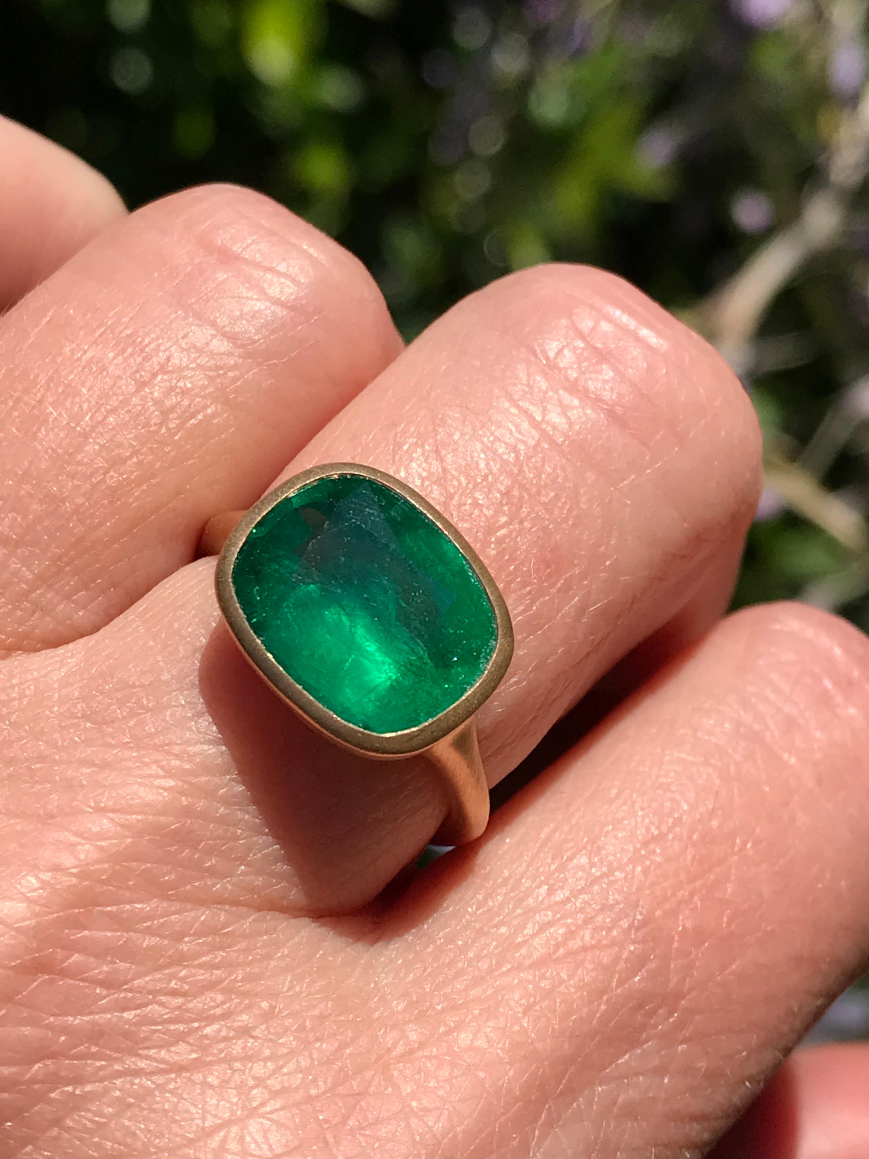 Contemporary Dalben 4.9 Carat Emerald Yellow Gold Ring For Sale