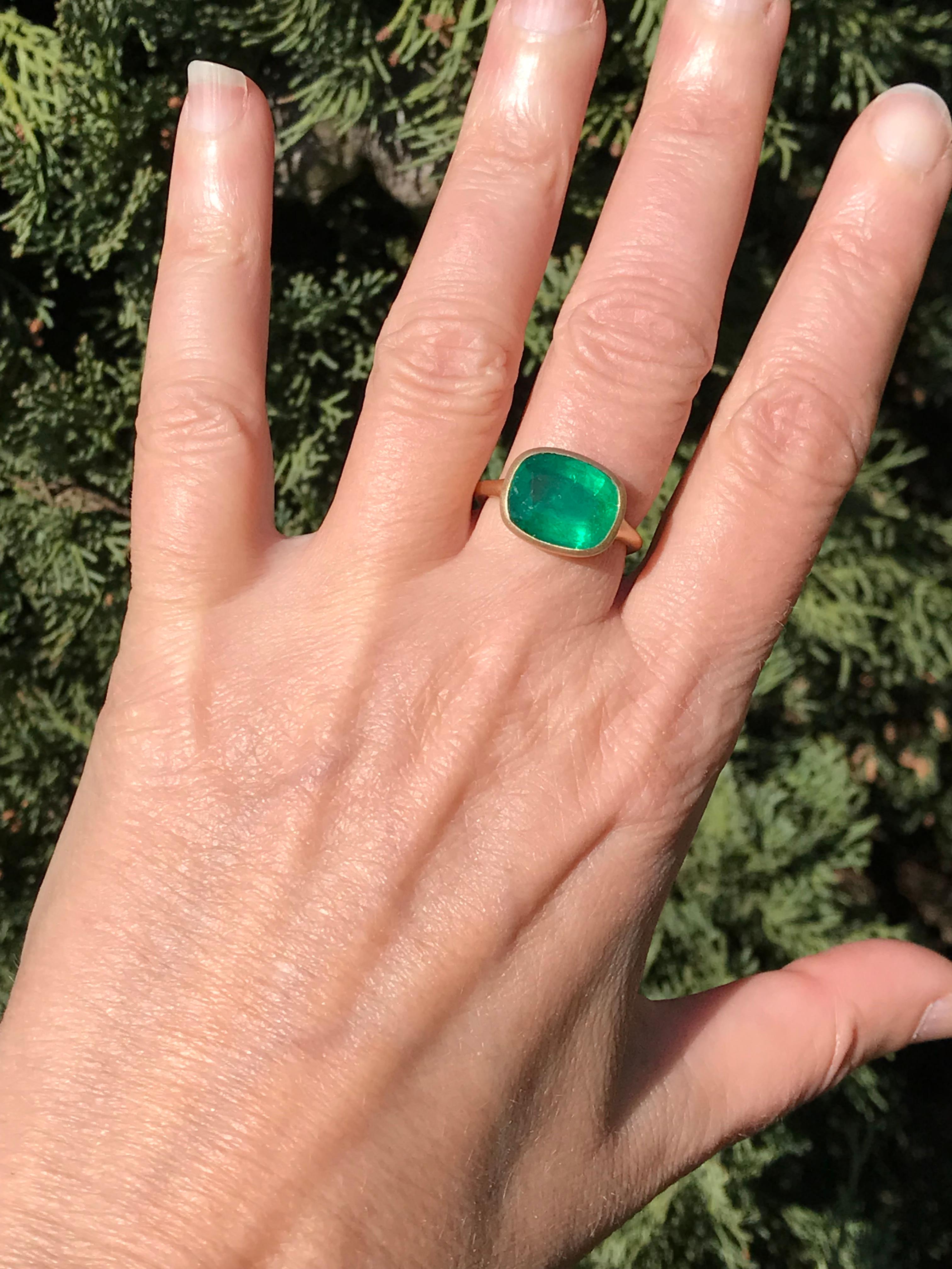 Dalben 4.9 Carat Emerald Yellow Gold Ring For Sale 1