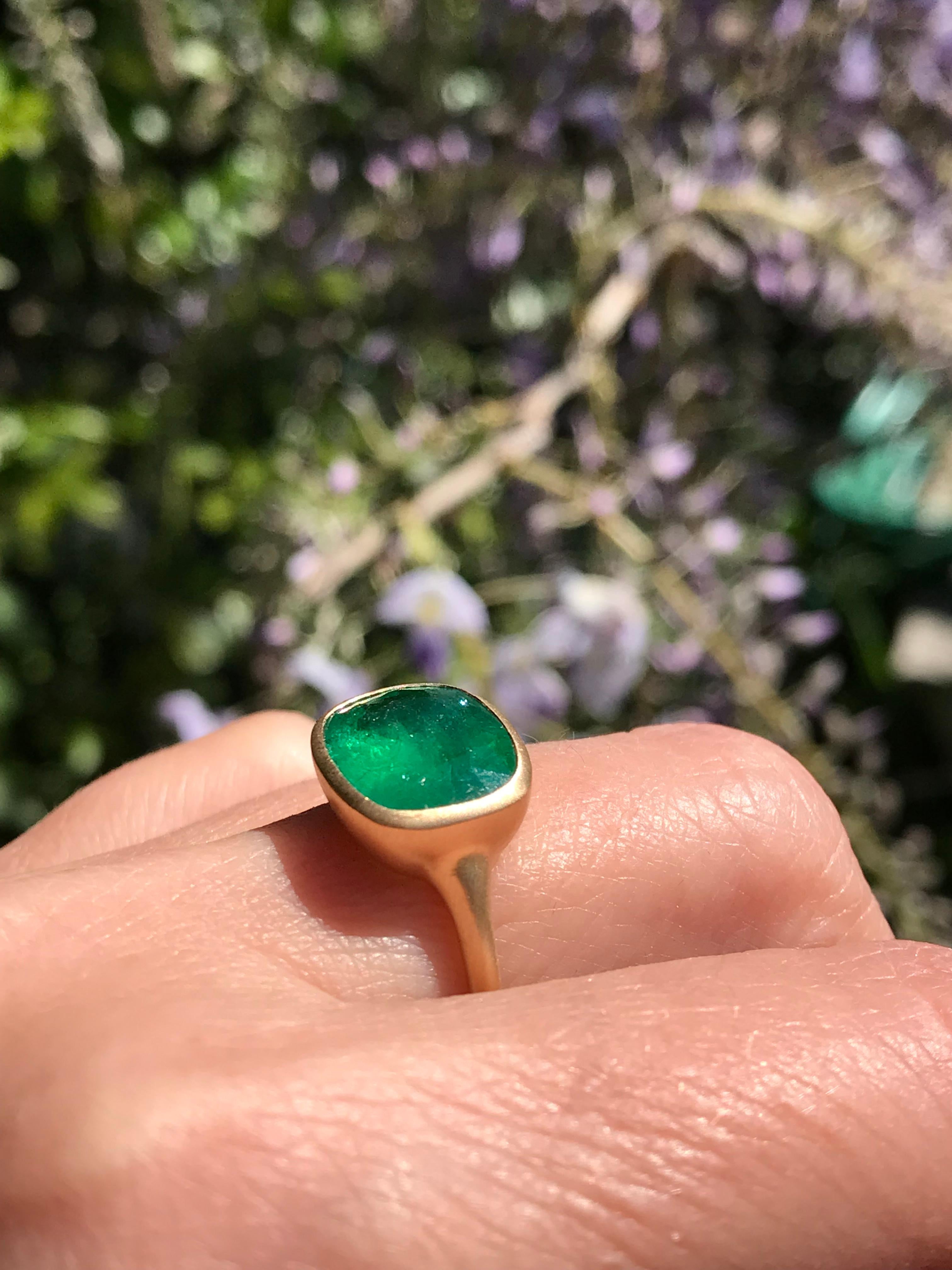 Dalben 4.9 Carat Emerald Yellow Gold Ring For Sale 2