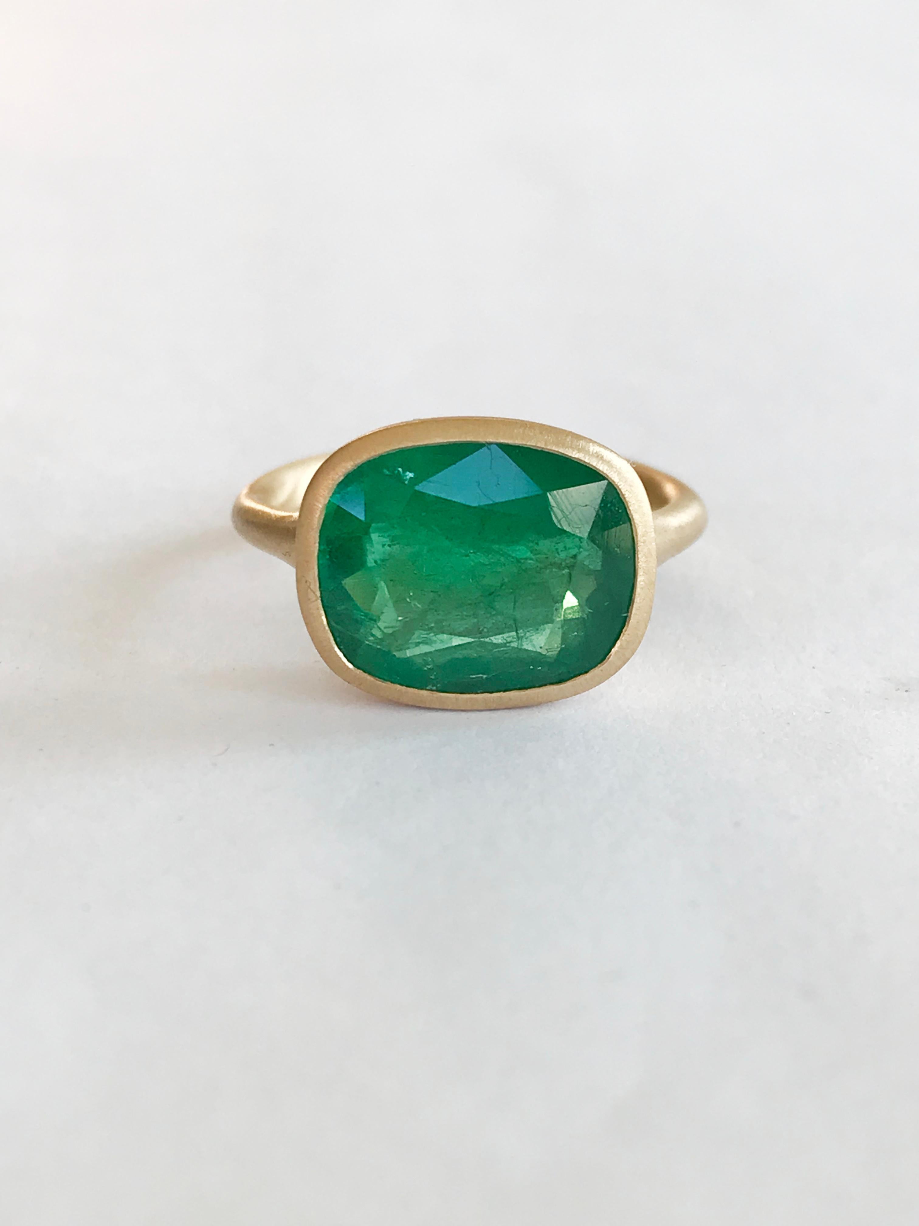 Dalben 4.9 Carat Emerald Yellow Gold Ring For Sale 3