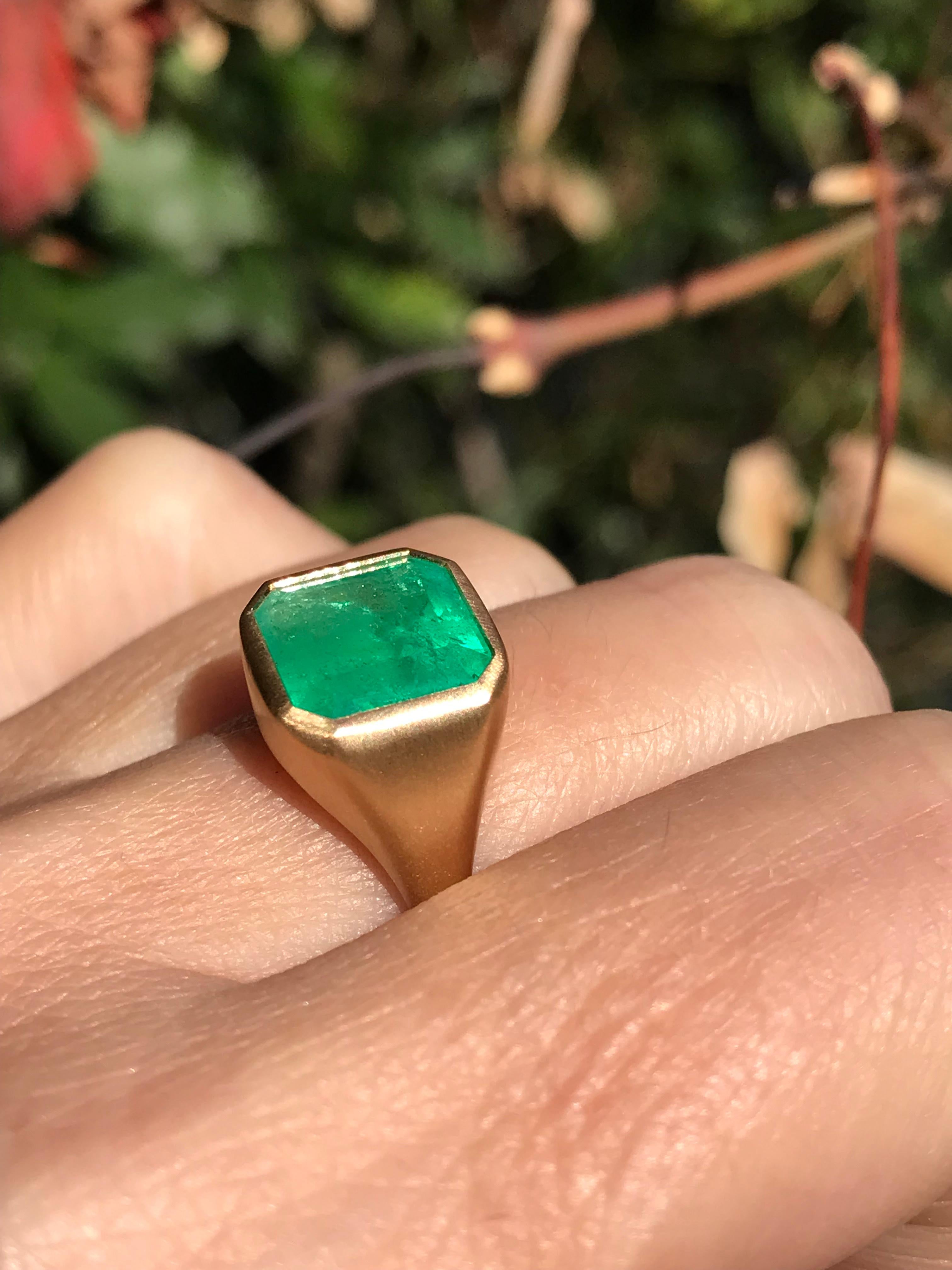 Contemporary Dalben 4, 12 Carat Colombian Emerald Yellow Gold Ring For Sale