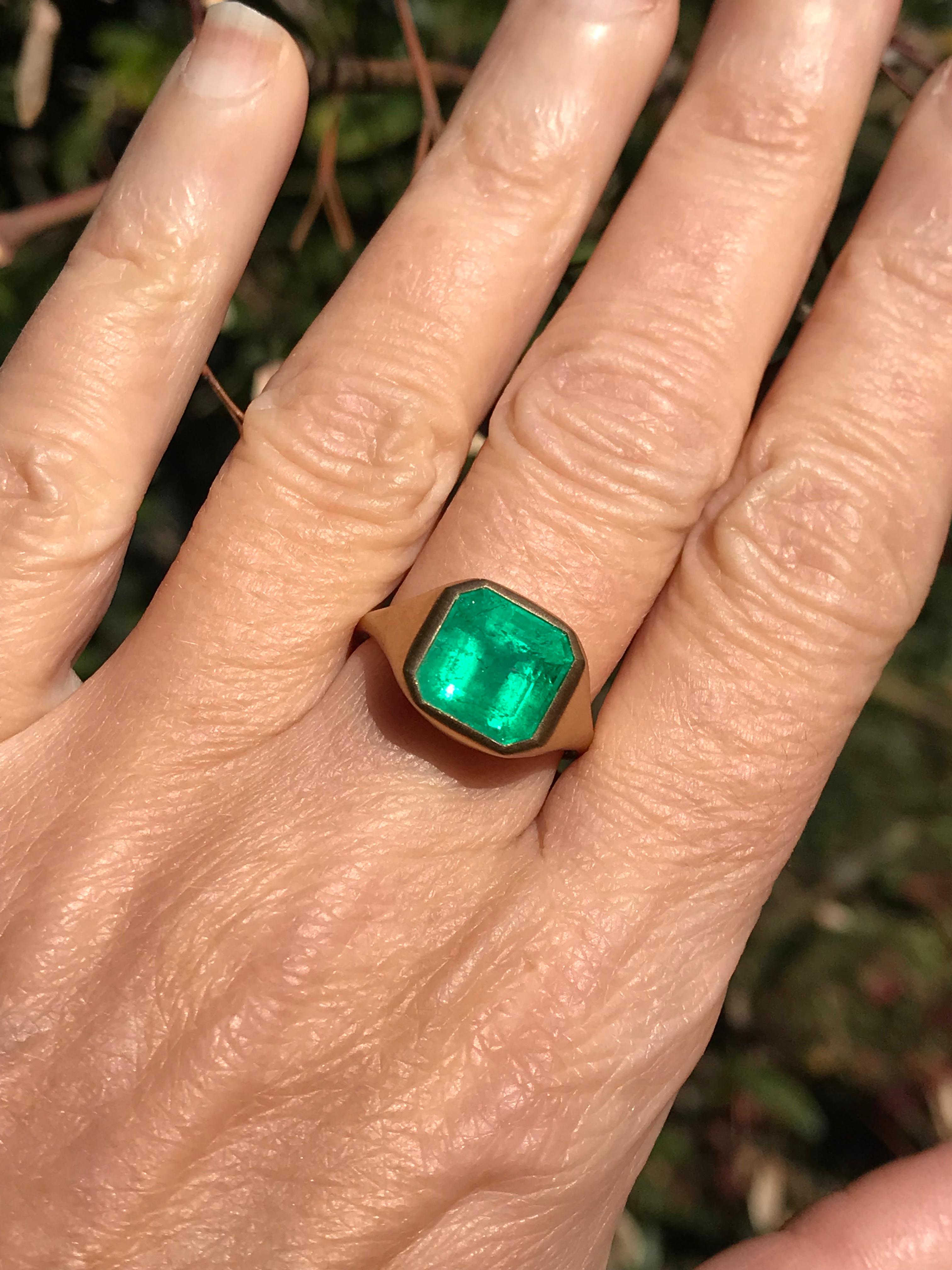 Dalben 4, 12 Carat Colombian Emerald Yellow Gold Ring In New Condition For Sale In Como, IT