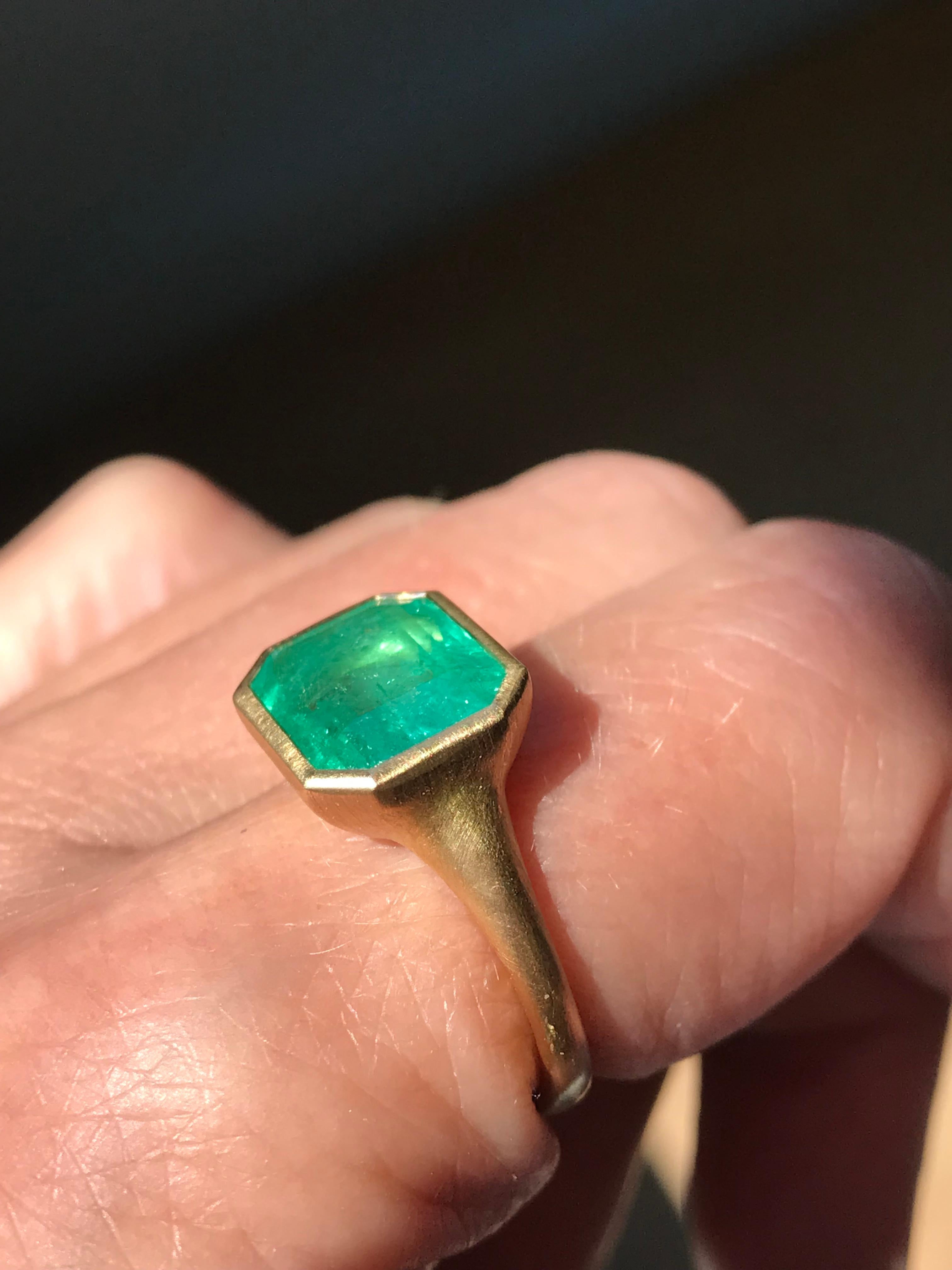 Contemporary Dalben 4, 3 Carat Emerald Yellow Gold Ring