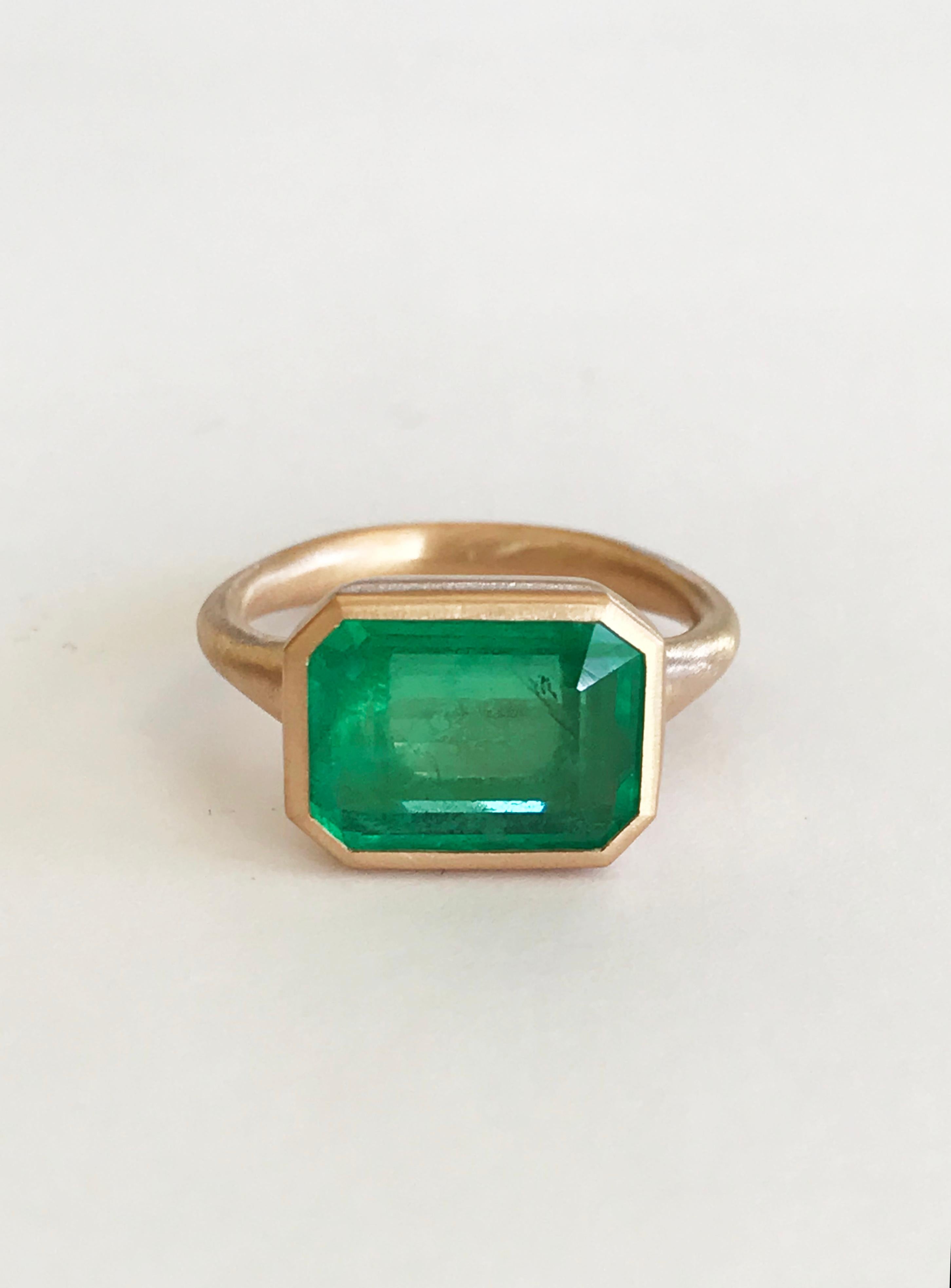 Contemporary Dalben 5.1 Carat Emerald Rose Gold Ring For Sale