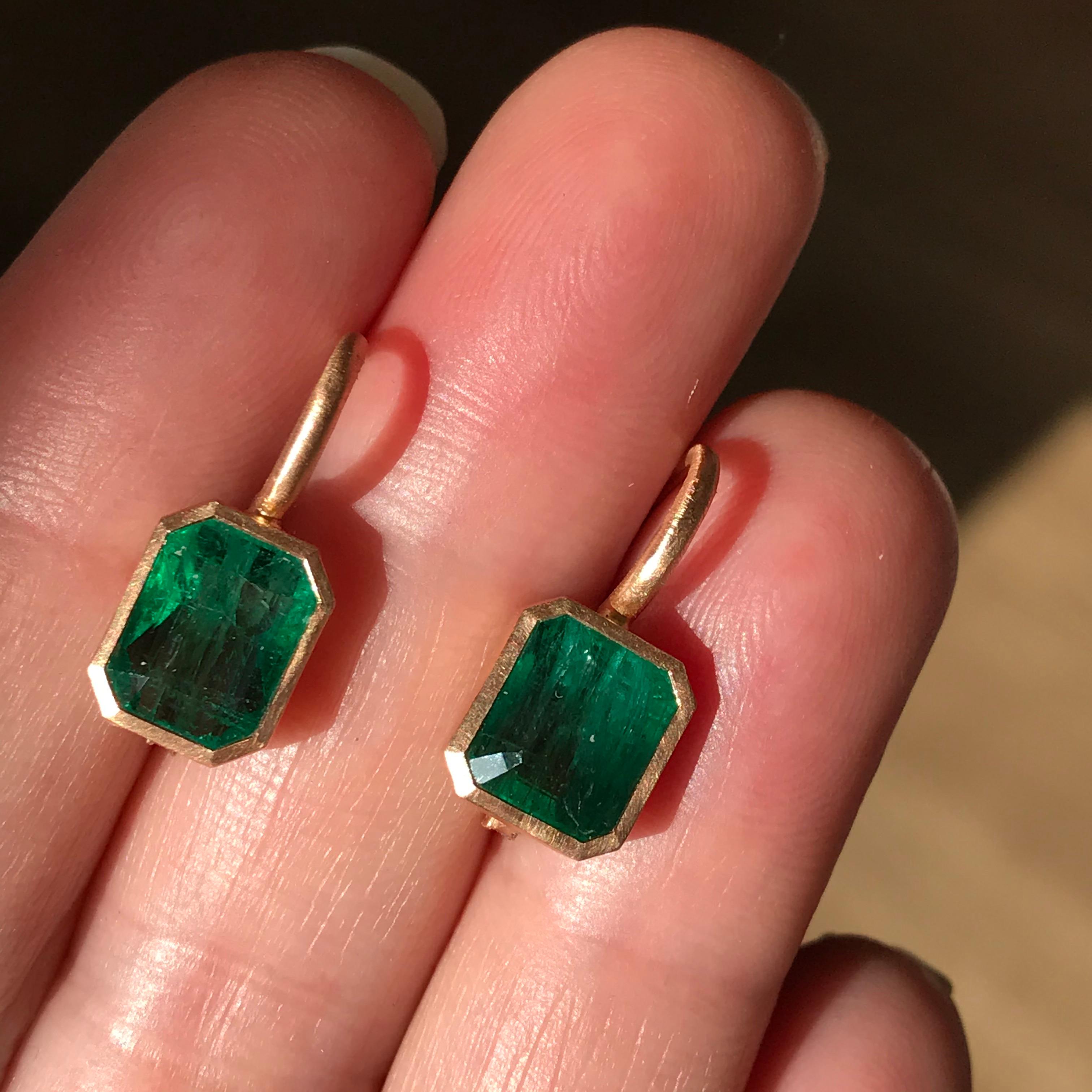 Contemporary Dalben 5, 4 Carat Deep Green Emerald Rose Gold Earrings