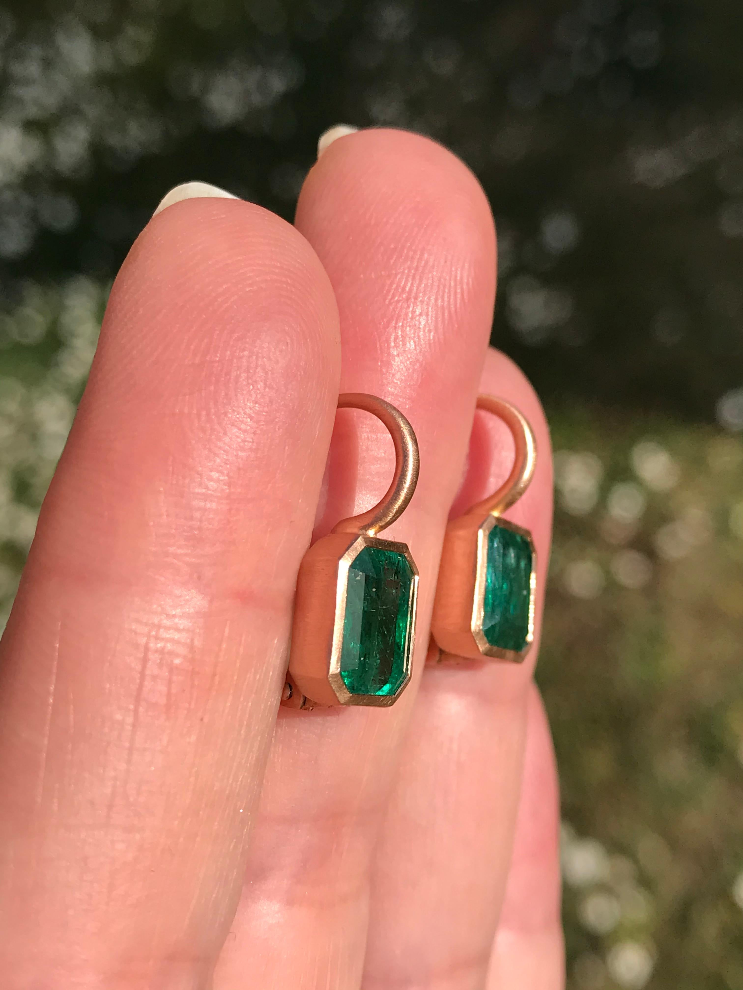 Dalben 5, 4 Carat Deep Green Emerald Rose Gold Earrings In New Condition In Como, IT