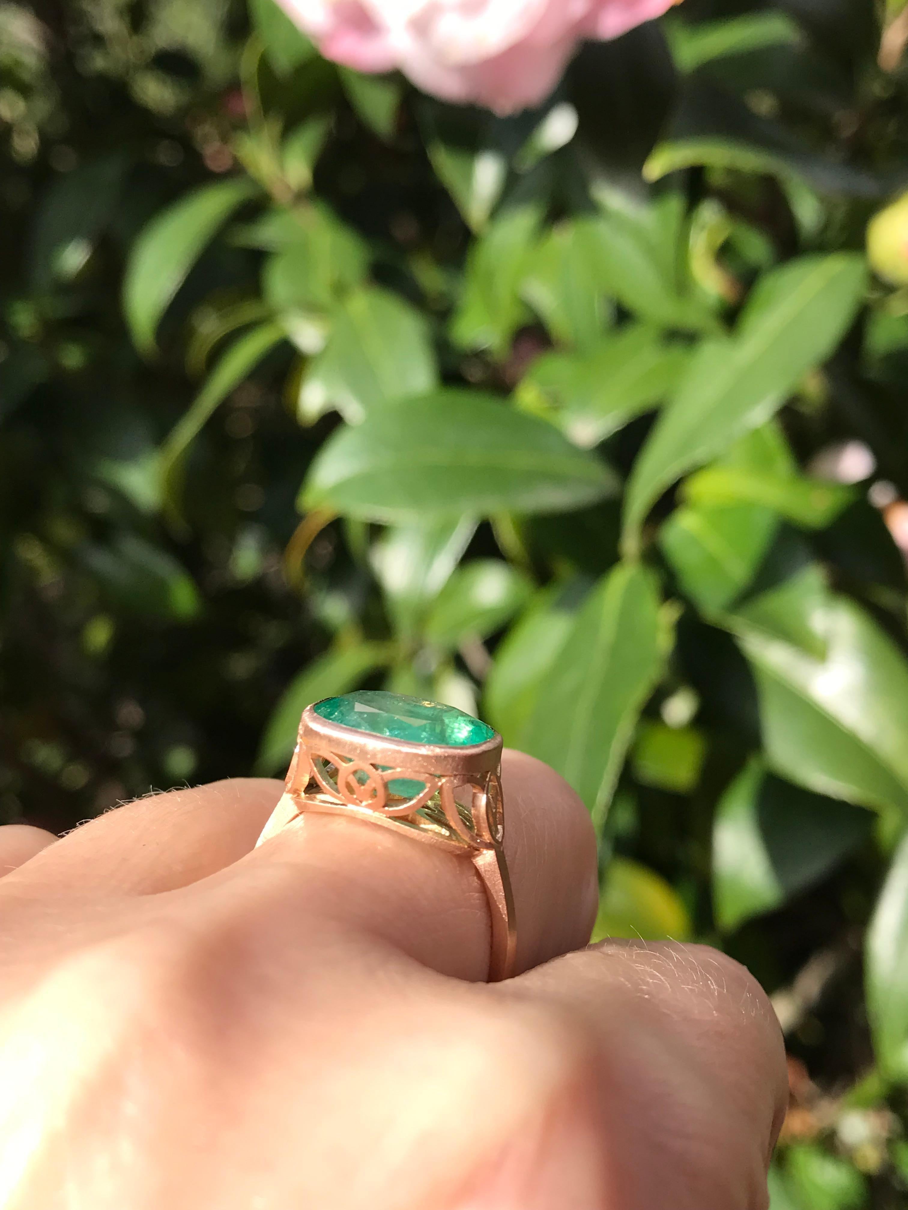 Dalben Ring aus Roségold mit 5,88 Karat Smaragd im Kissenschliff im Zustand „Neu“ in Como, IT