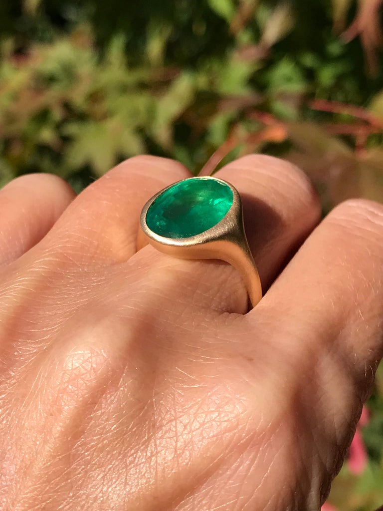 Dalben 6,53 Carat Oval Emerald Yellow Gold Ring In New Condition For Sale In Como, IT